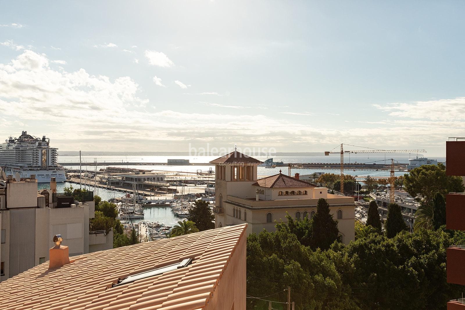 Moderno dúplex de obra nueva orientado al sur con jardín, piscina y solárium con vistas al mar.