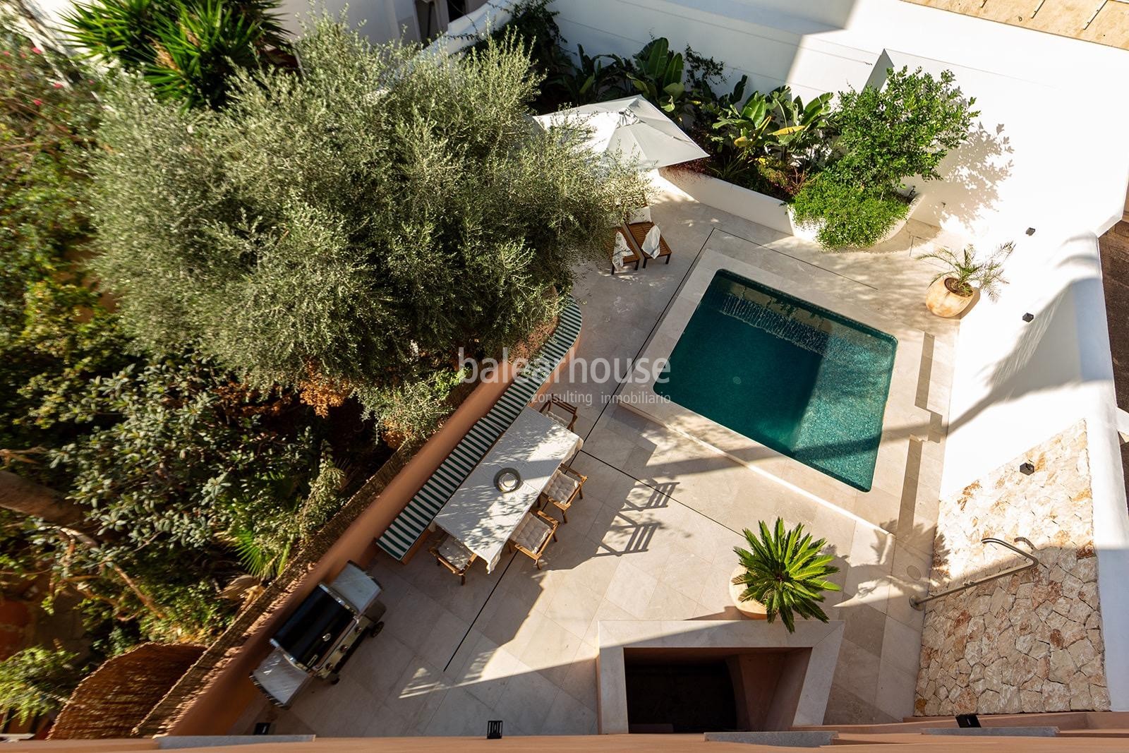 Moderno dúplex de obra nueva orientado al sur con jardín, piscina y solárium con vistas al mar.