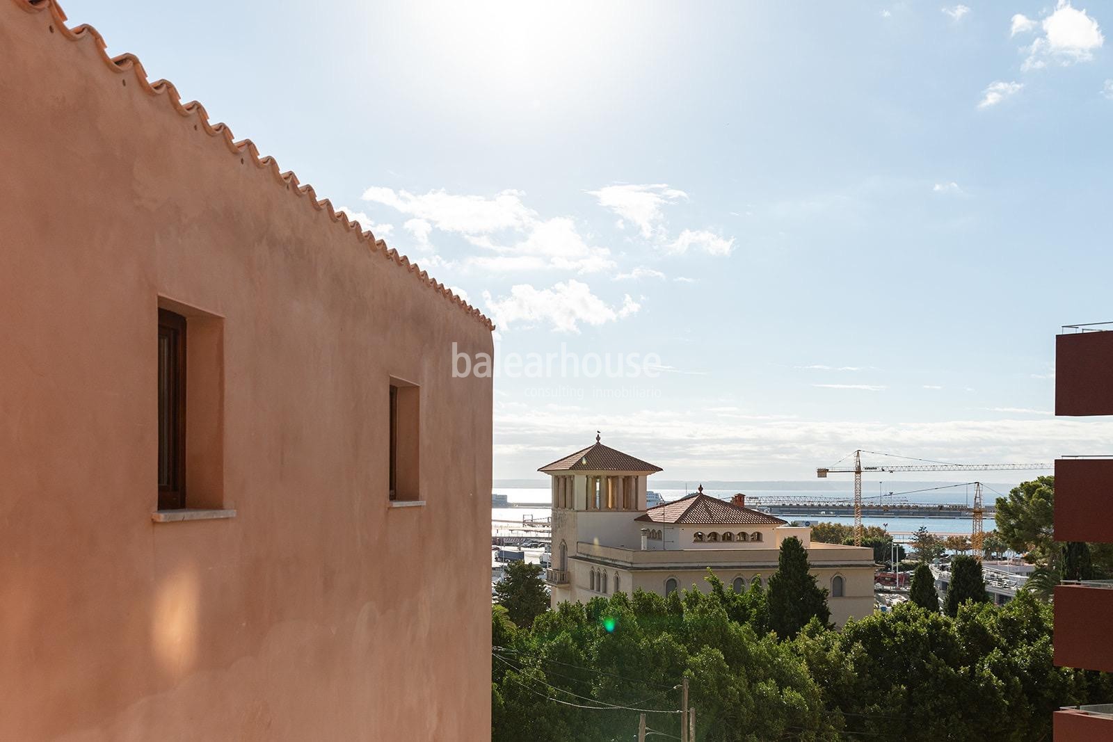 Moderno dúplex de obra nueva orientado al sur con jardín, piscina y solárium con vistas al mar.