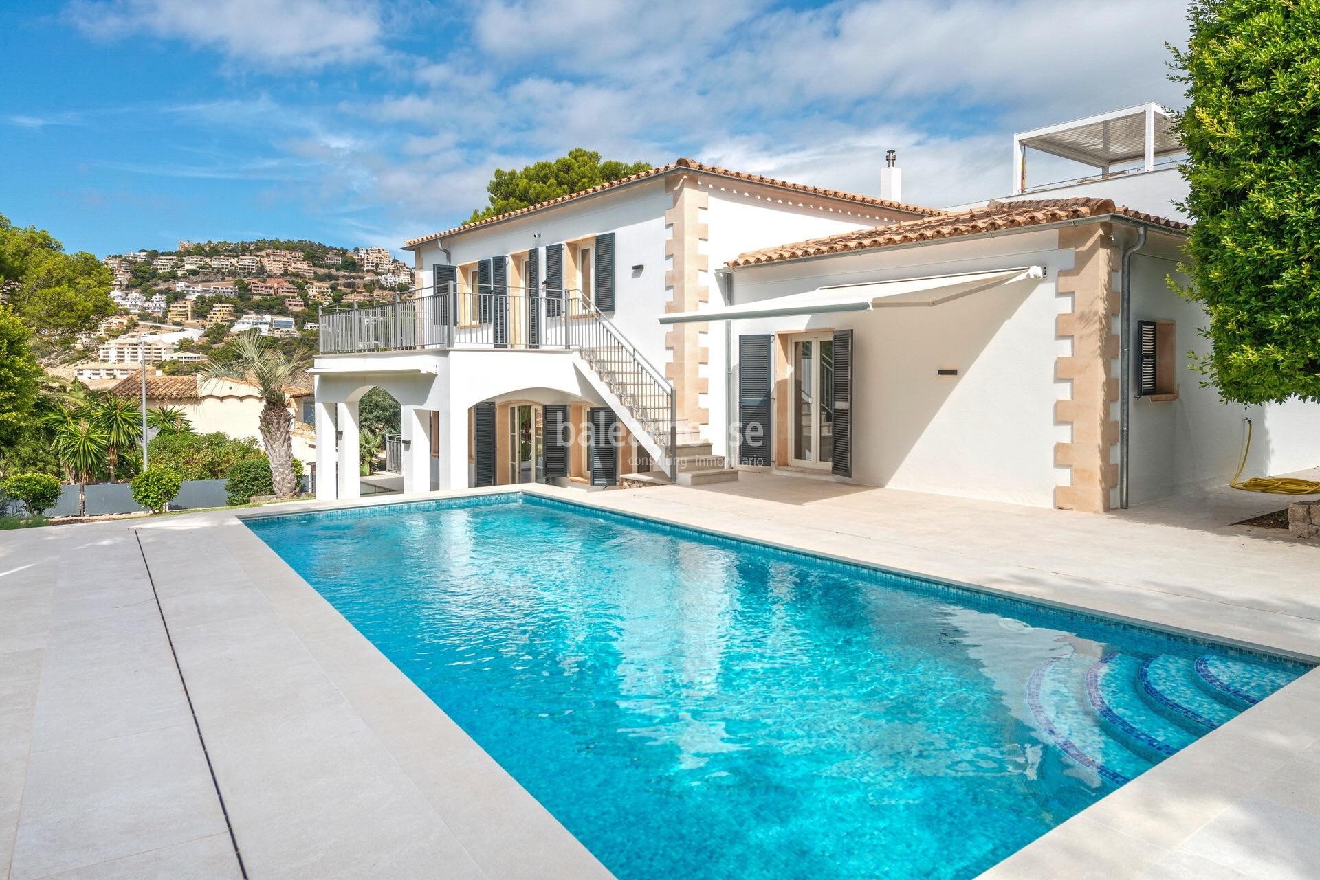 Elegante villa mediterránea reformada con jardín, piscina y vistas al mar y puerto de Andratx