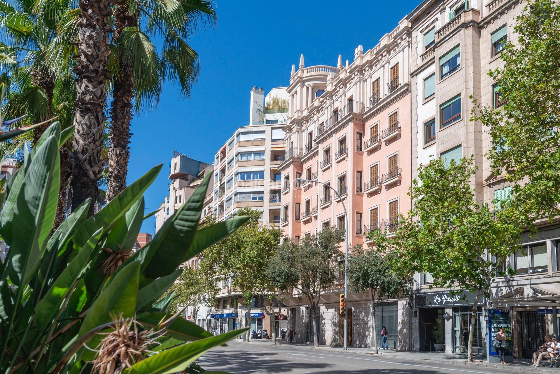 Excelente inversión: elegante edificio restaurado de viviendas en el centro de Palma y cerca del mar