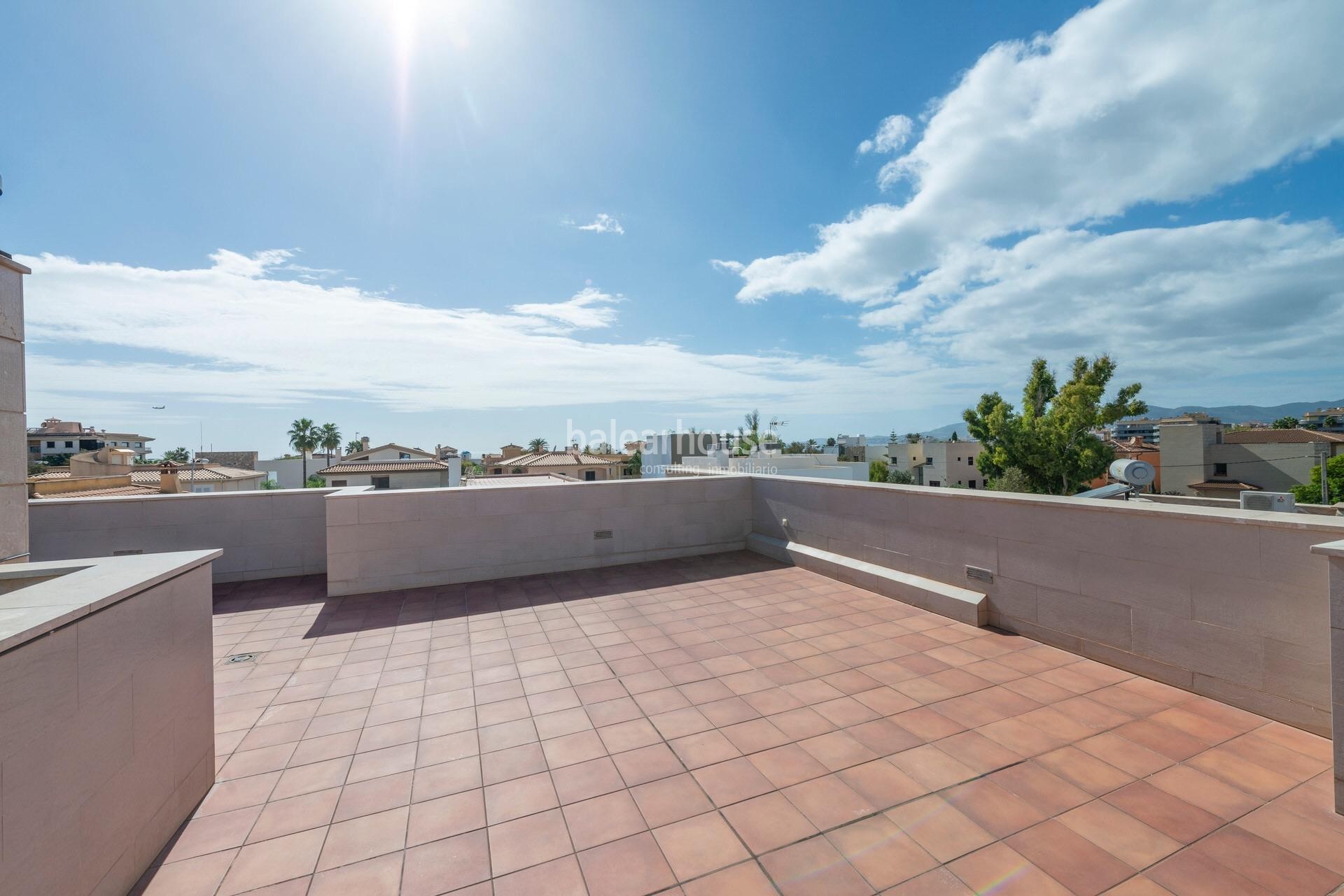 Außergewöhnliche und helle Moderna Villa mit großen Terrassen und Pool direkt am Strand in Palma