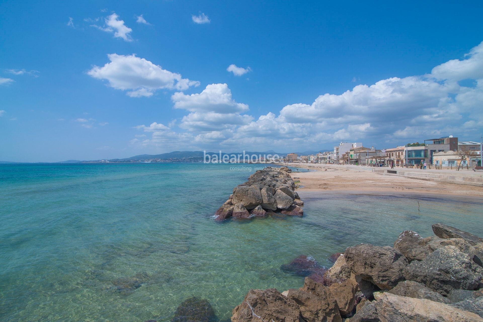 Excepcional y luminosa villa moderna con grandes terrazas y piscina junto a la playa en Palma