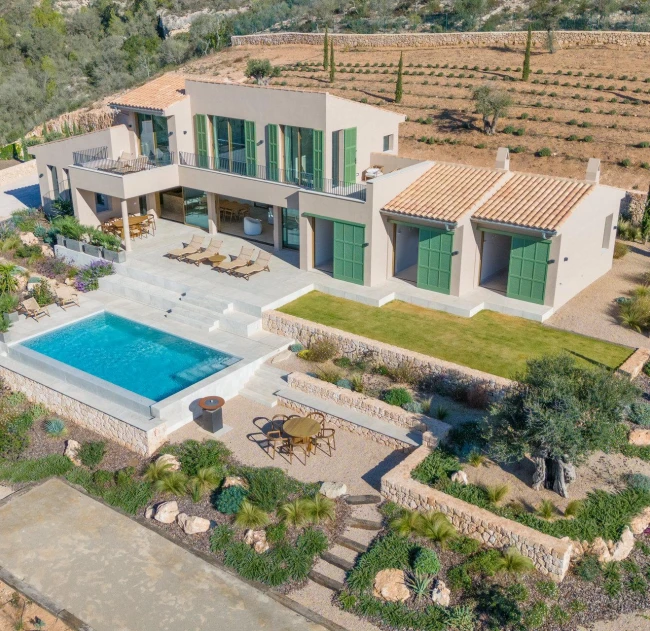 Moderna finca rústica de obra nueva con grandes exteriores y espectaculares vistas a Palma y al mar