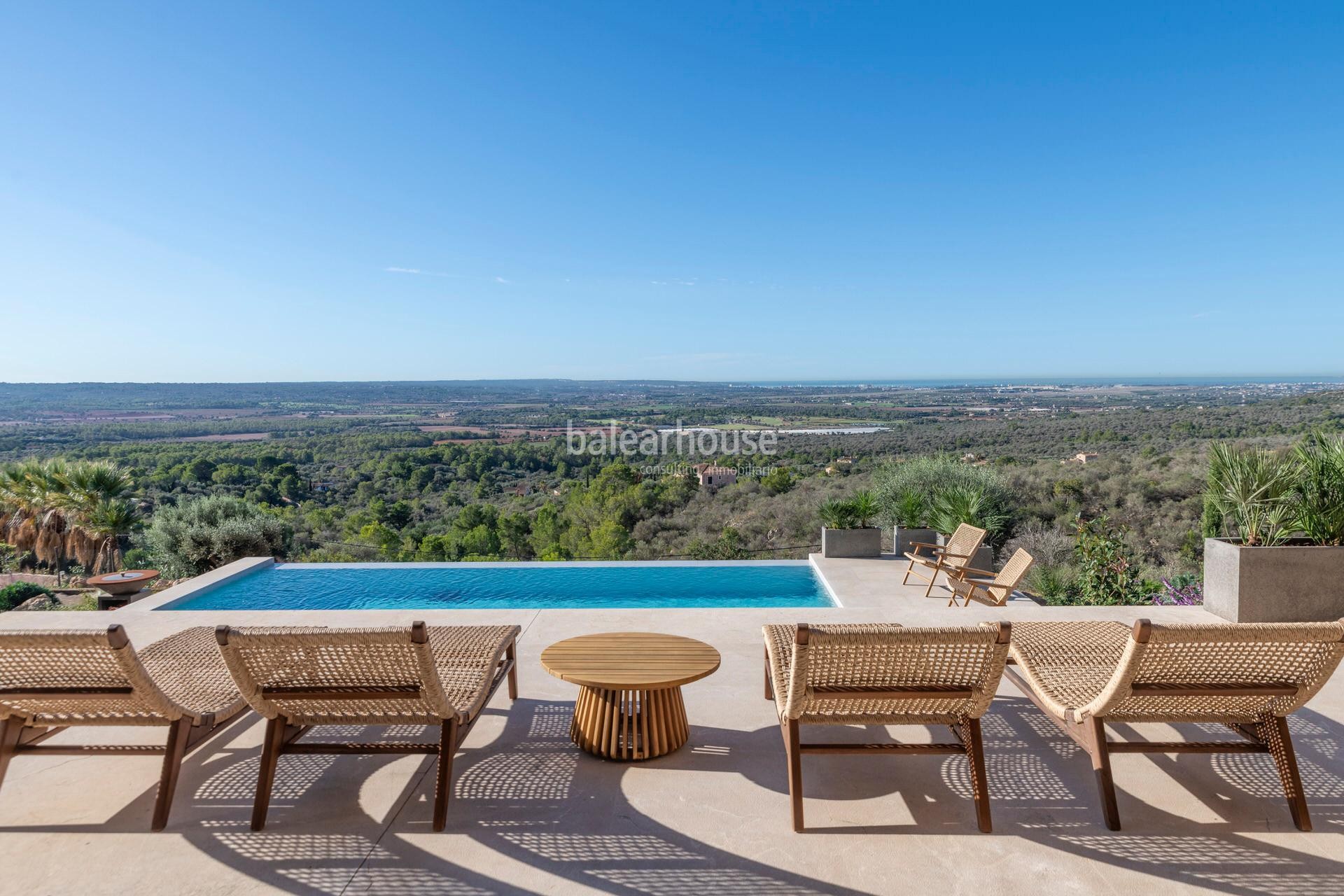 Moderna finca rústica de obra nueva con grandes exteriores y espectaculares vistas a Palma y al mar