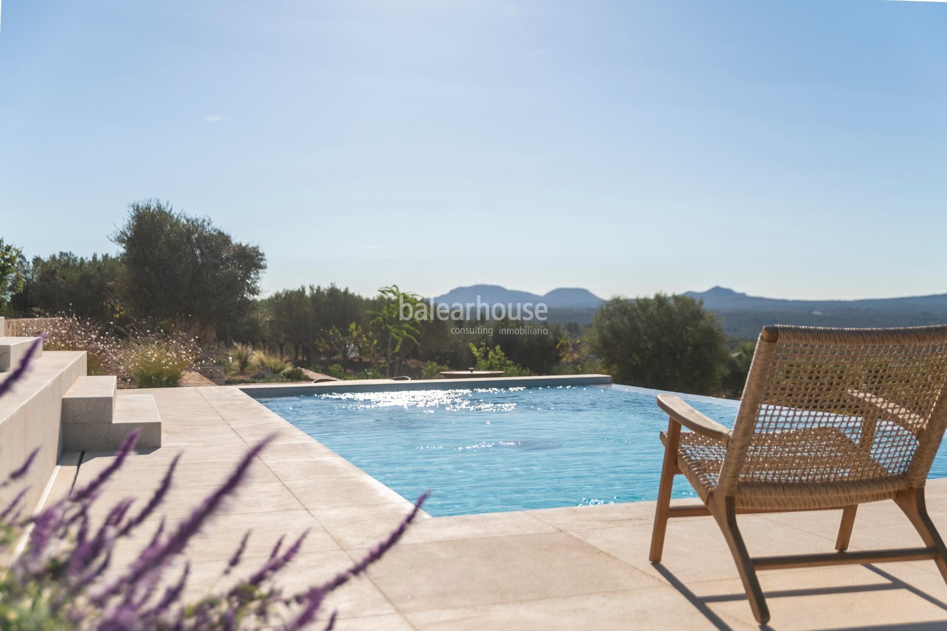 Moderna finca rústica de obra nueva con grandes exteriores y espectaculares vistas a Palma y al mar