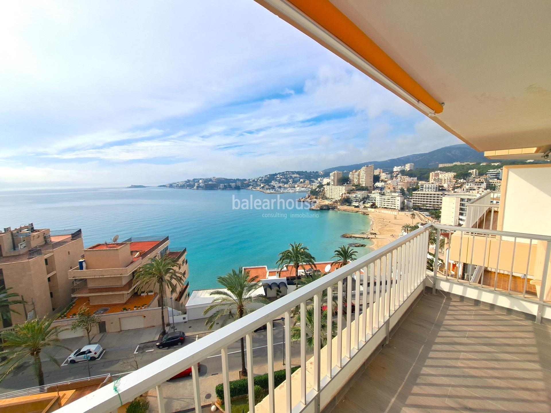 Renovierte Wohnung mit großer Terrasse und spektakulärem Meerblick, nur wenige Schritte vom Strand.