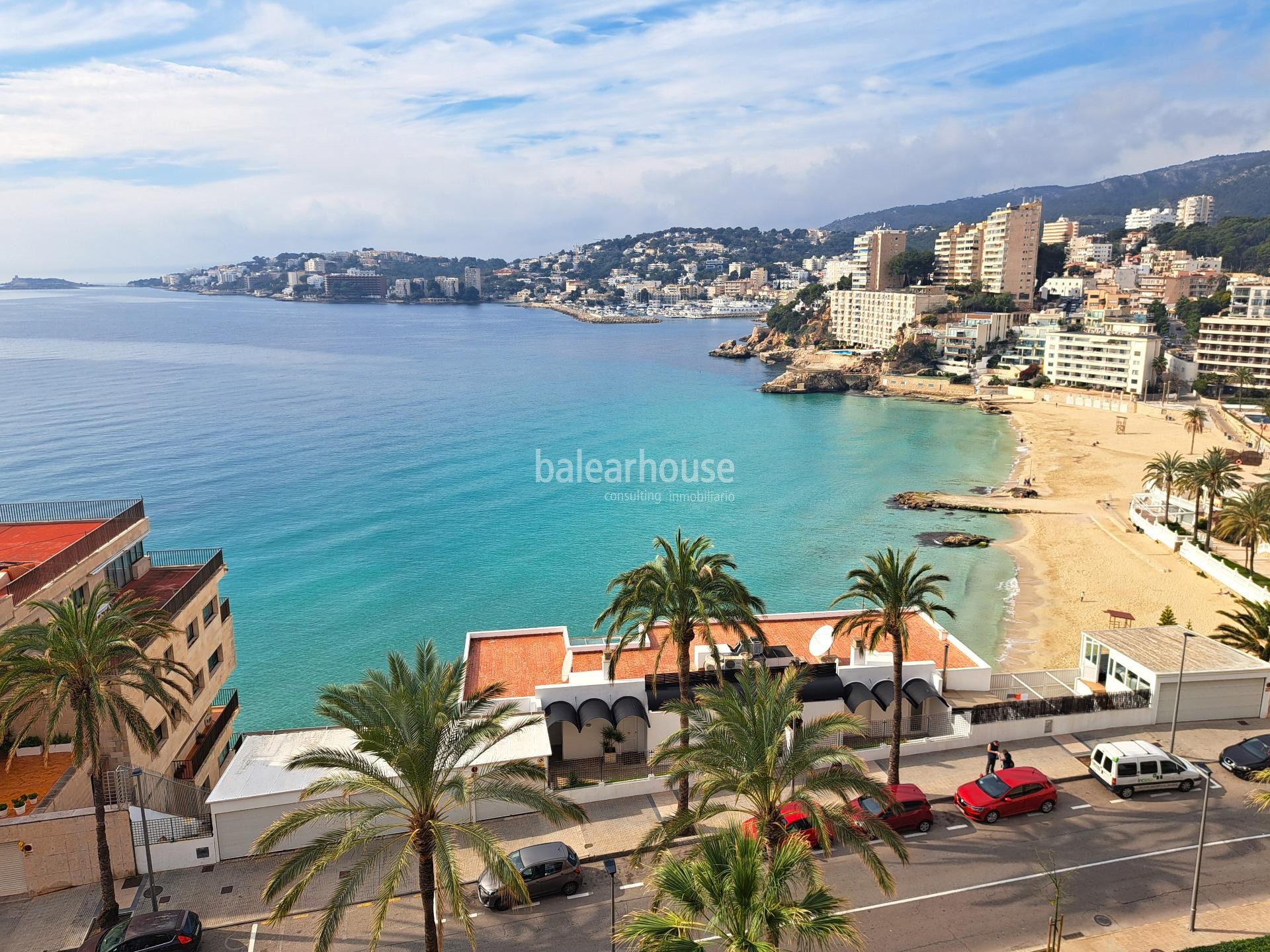 Apartamento reformado con amplia terraza y vistas espectaculares al mar a pocos pasos de la playa.