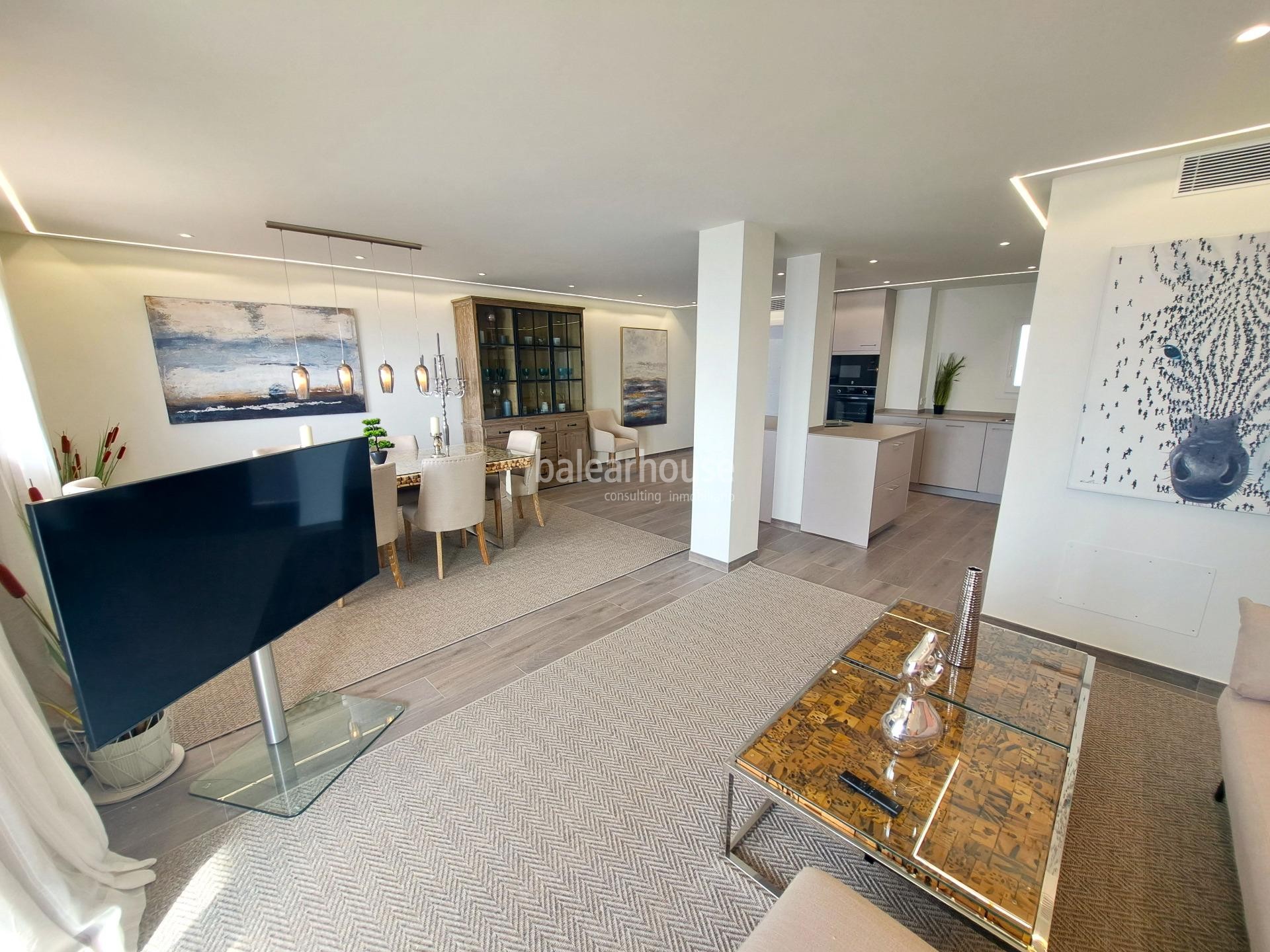 Renovated flat with large terrace and spectacular sea views, just a few steps from the beach.