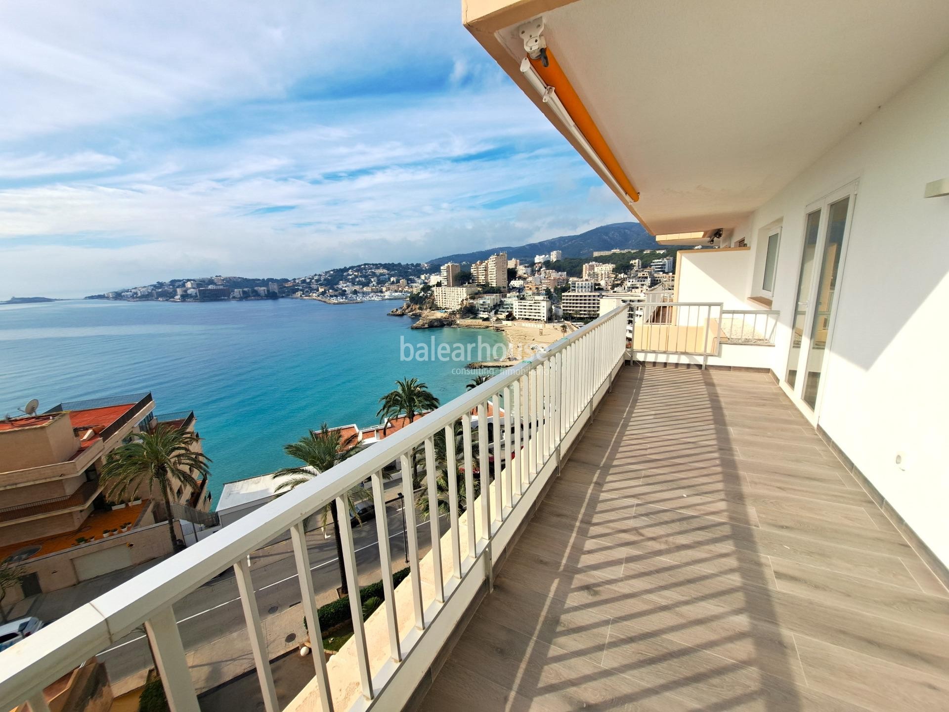 Renovated flat with large terrace and spectacular sea views, just a few steps from the beach.