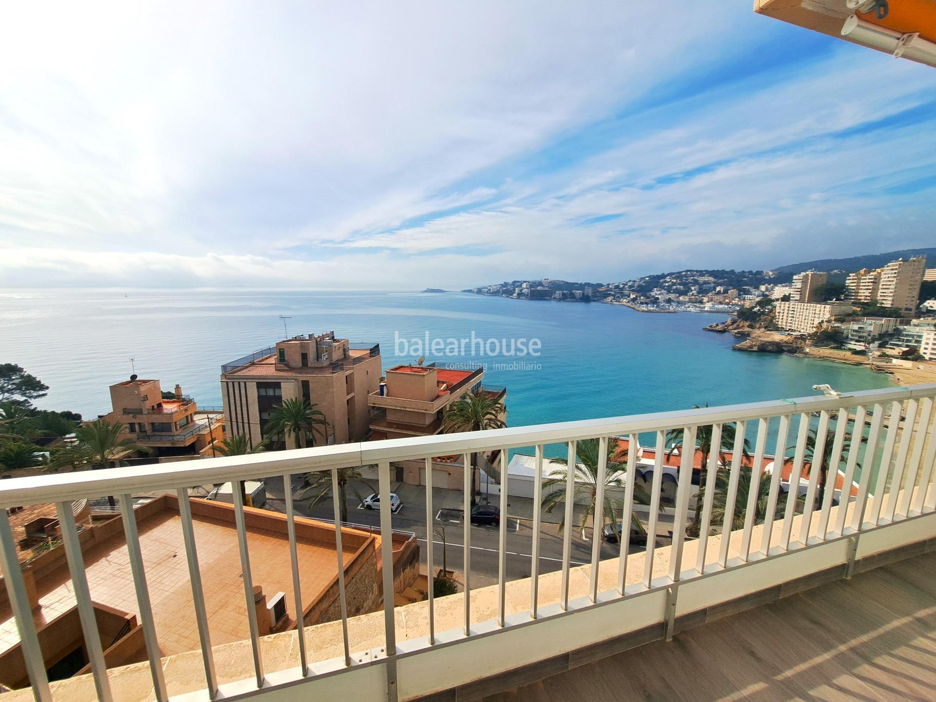 Renovated flat with large terrace and spectacular sea views, just a few steps from the beach.