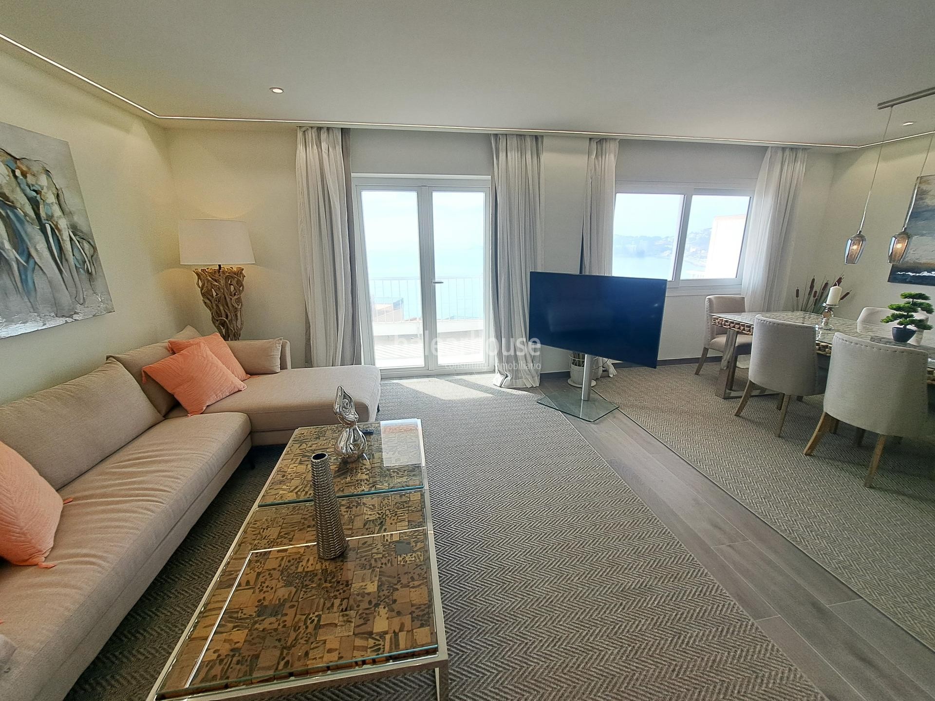 Renovated flat with large terrace and spectacular sea views, just a few steps from the beach.