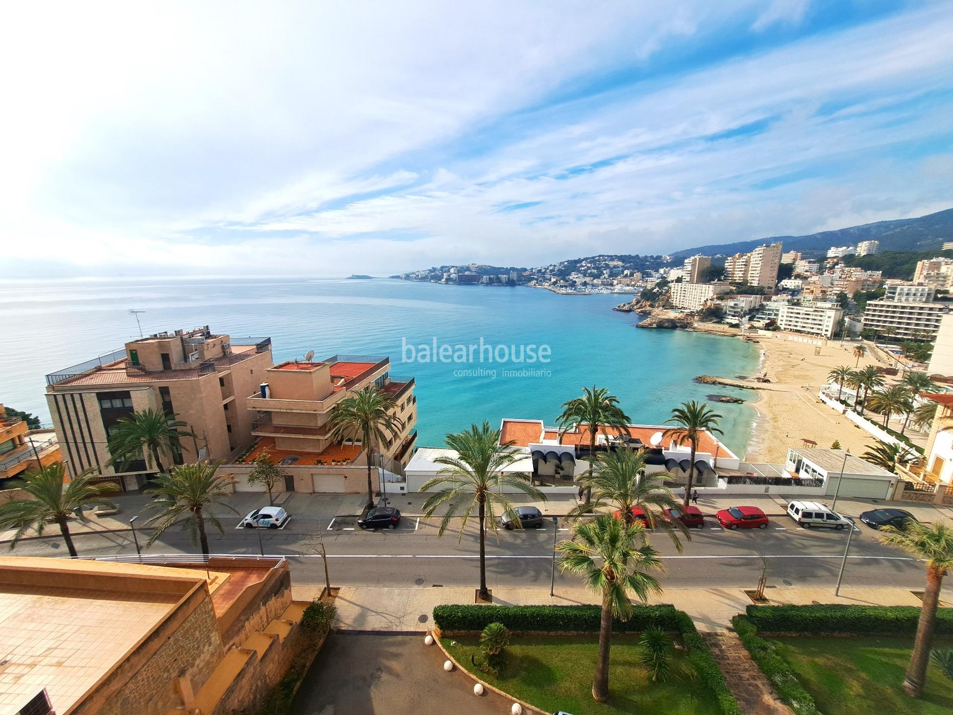 Renovated flat with large terrace and spectacular sea views, just a few steps from the beach.