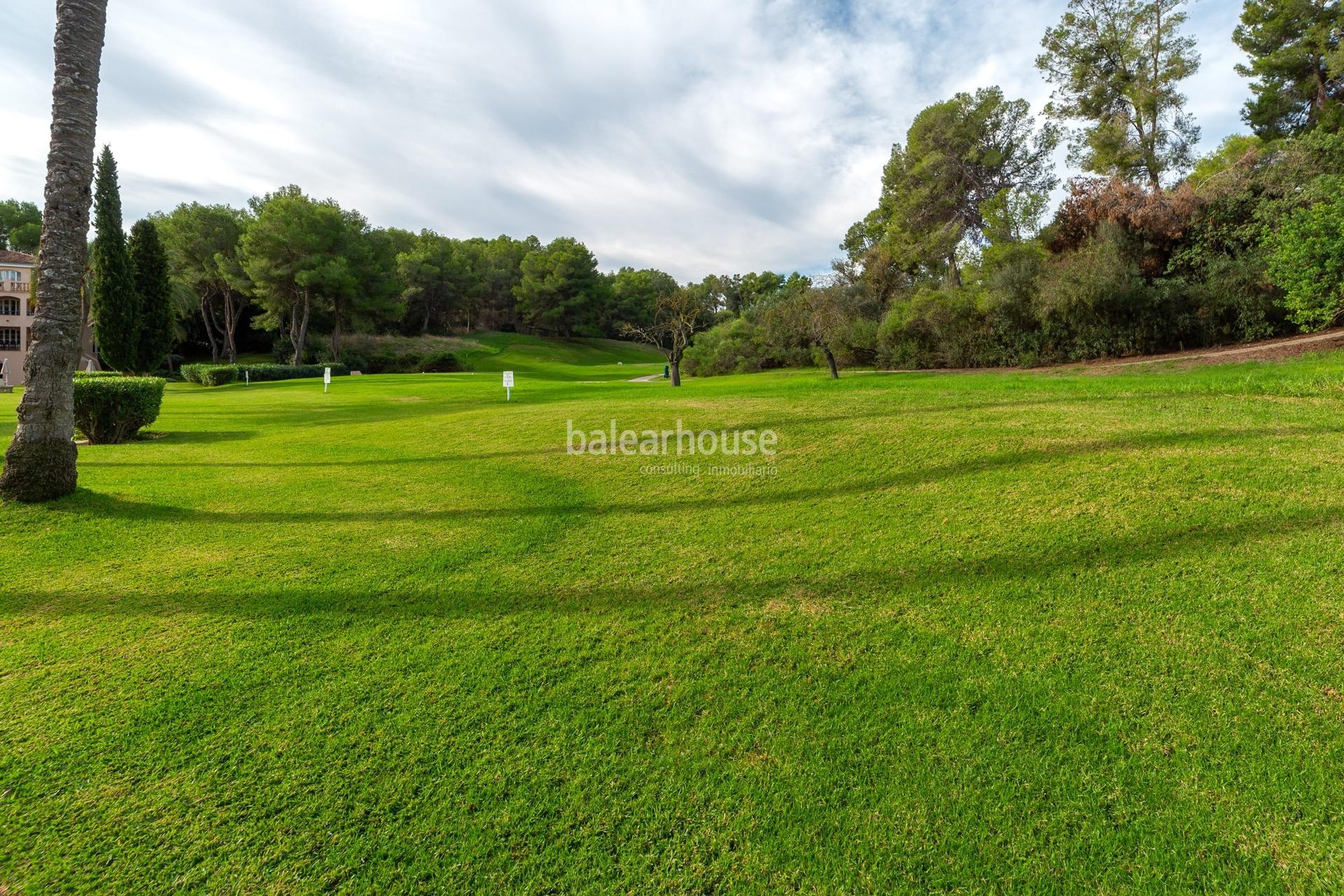 Excelente planta baja con terraza en un cuidado complejo residencial en el golf de Bendinat