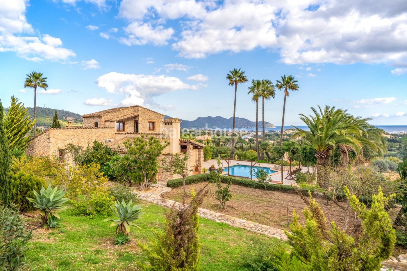 Excelente finca en Son Servera con vistas al mar rodeada de terrazas, jardín, piscina y gran terreno