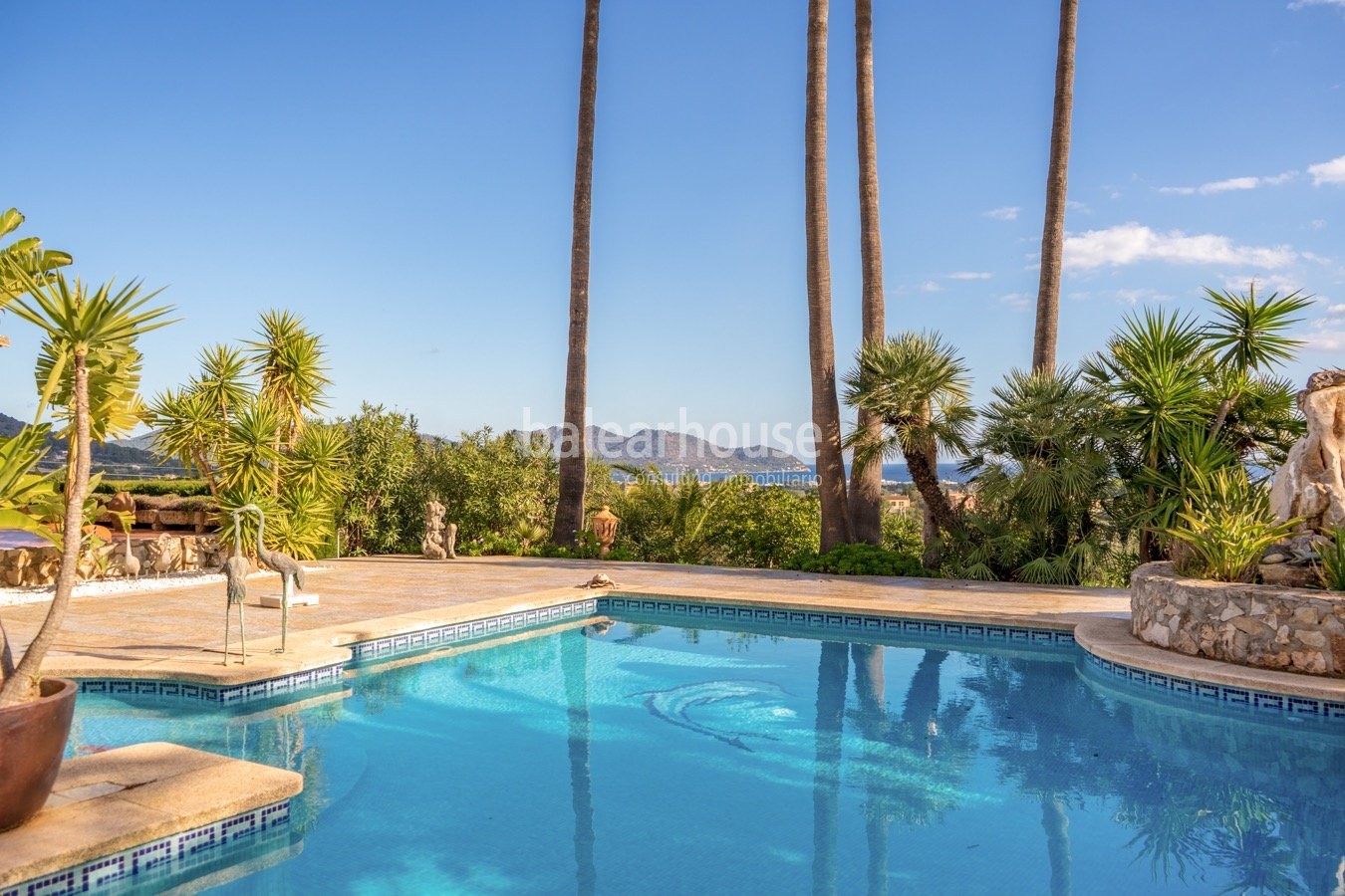 Excelente finca en Son Servera con vistas al mar rodeada de terrazas, jardín, piscina y gran terreno