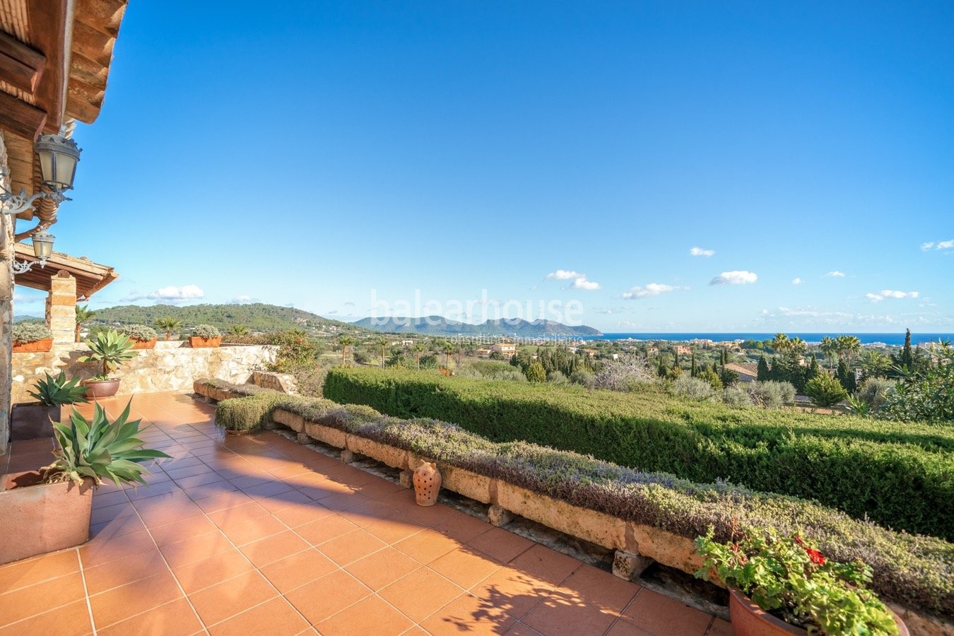 Excelente finca en Son Servera con vistas al mar rodeada de terrazas, jardín, piscina y gran terreno