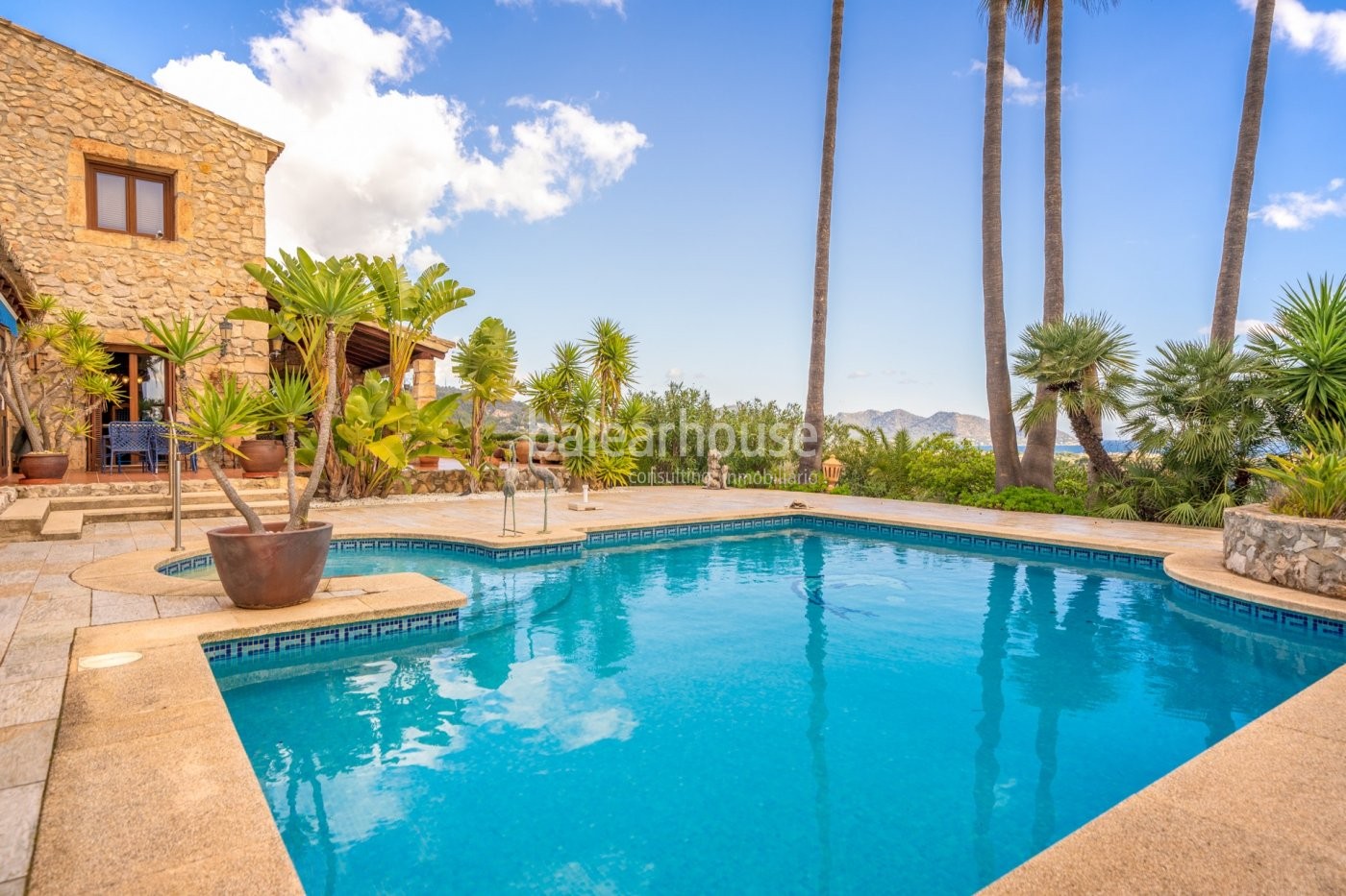 Excelente finca en Son Servera con vistas al mar rodeada de terrazas, jardín, piscina y gran terreno