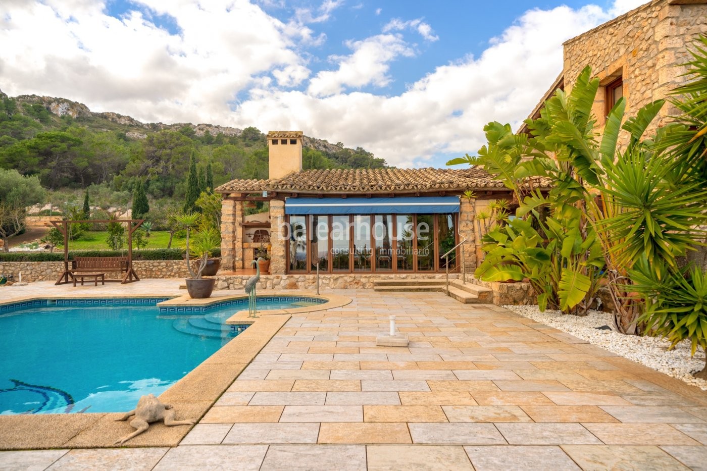 Excelente finca en Son Servera con vistas al mar rodeada de terrazas, jardín, piscina y gran terreno