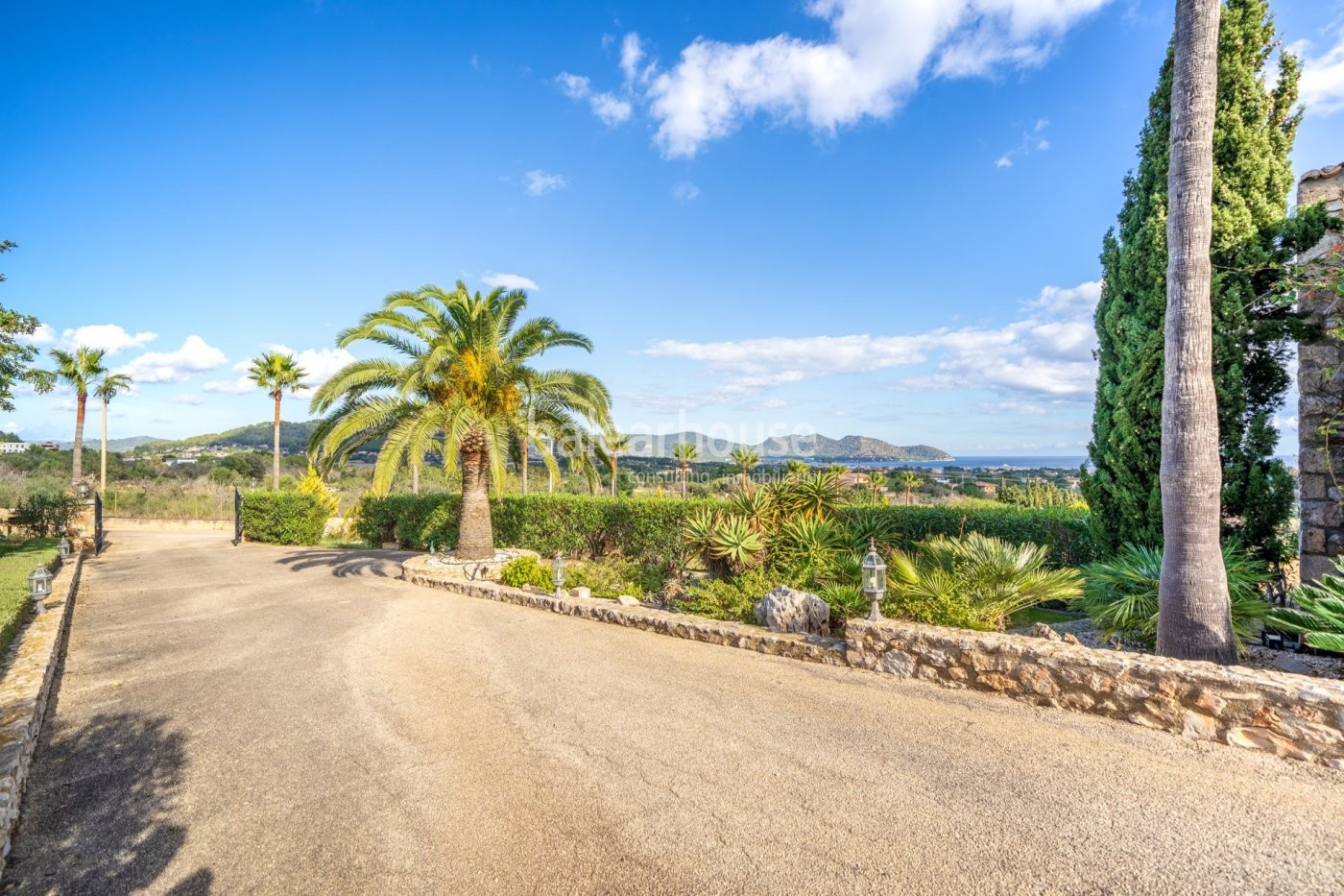 Excelente finca en Son Servera con vistas al mar rodeada de terrazas, jardín, piscina y gran terreno