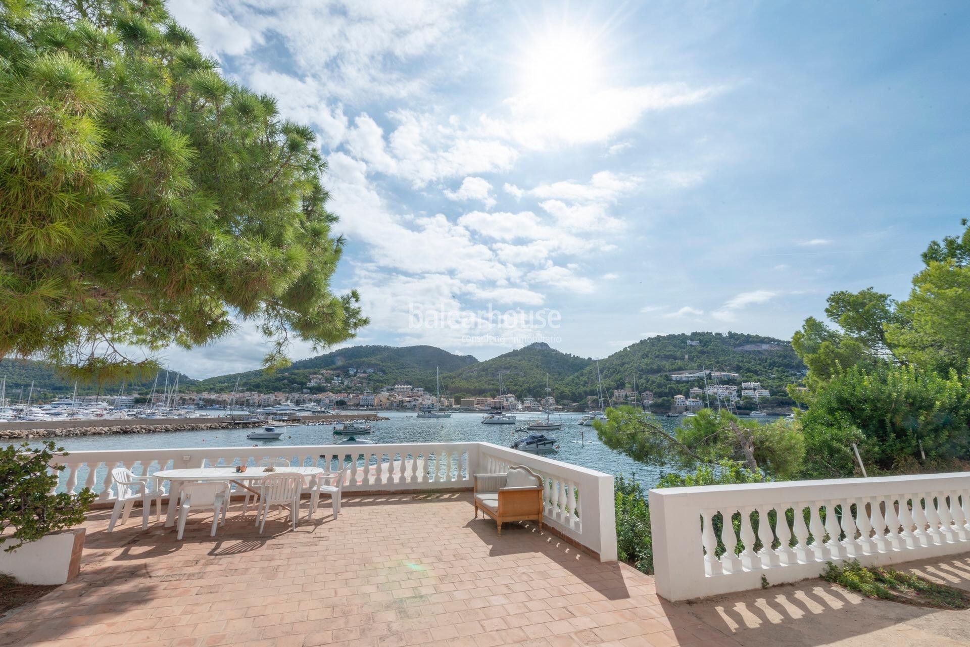 Elegante villa con espectaculares vistas y acceso directo al mar en el precioso Puerto de Andratx