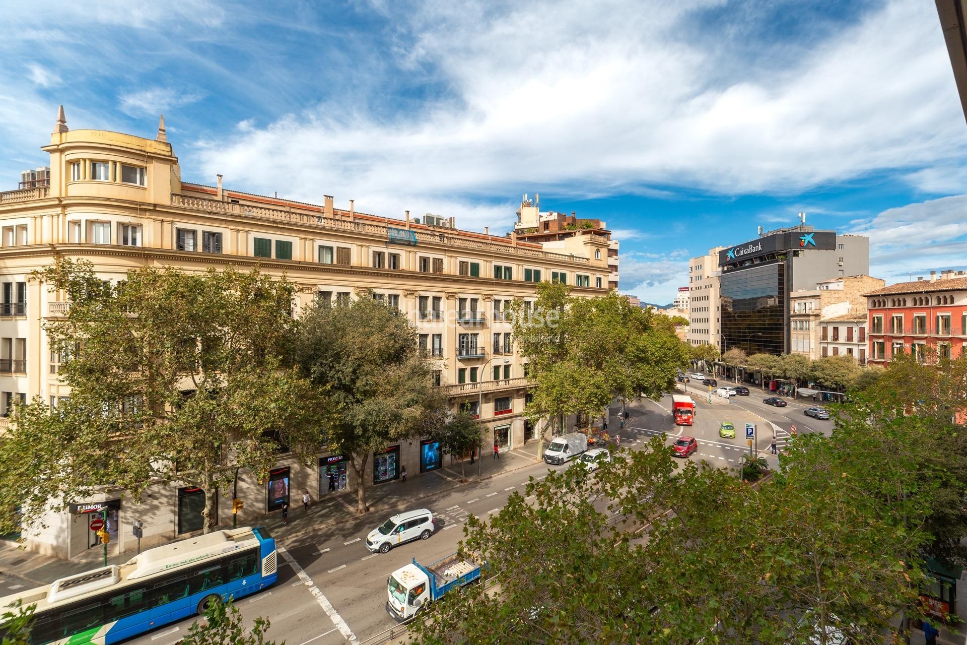 Large modern apartment full of light, high qualities and unobstructed views in the center of Palma