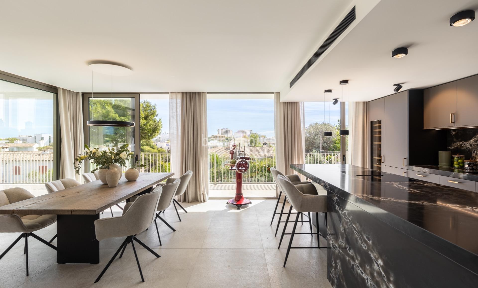 Elegante Designervilla in Palmanova mit unverbaubarem Blick und sehr nah am Meer