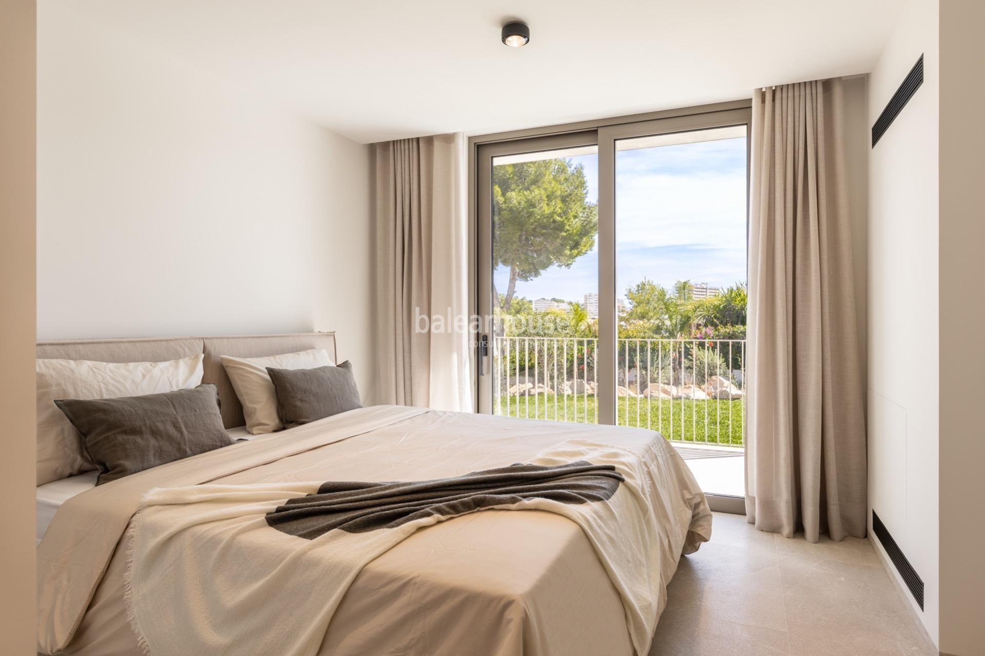 Elegant designer villa in Palmanova with unobstructed views and very close to the sea