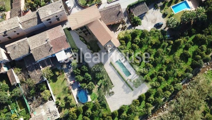 Projekt einer großen rustikalen Finca mit modernem Design und Blick auf die Berge in Sóller