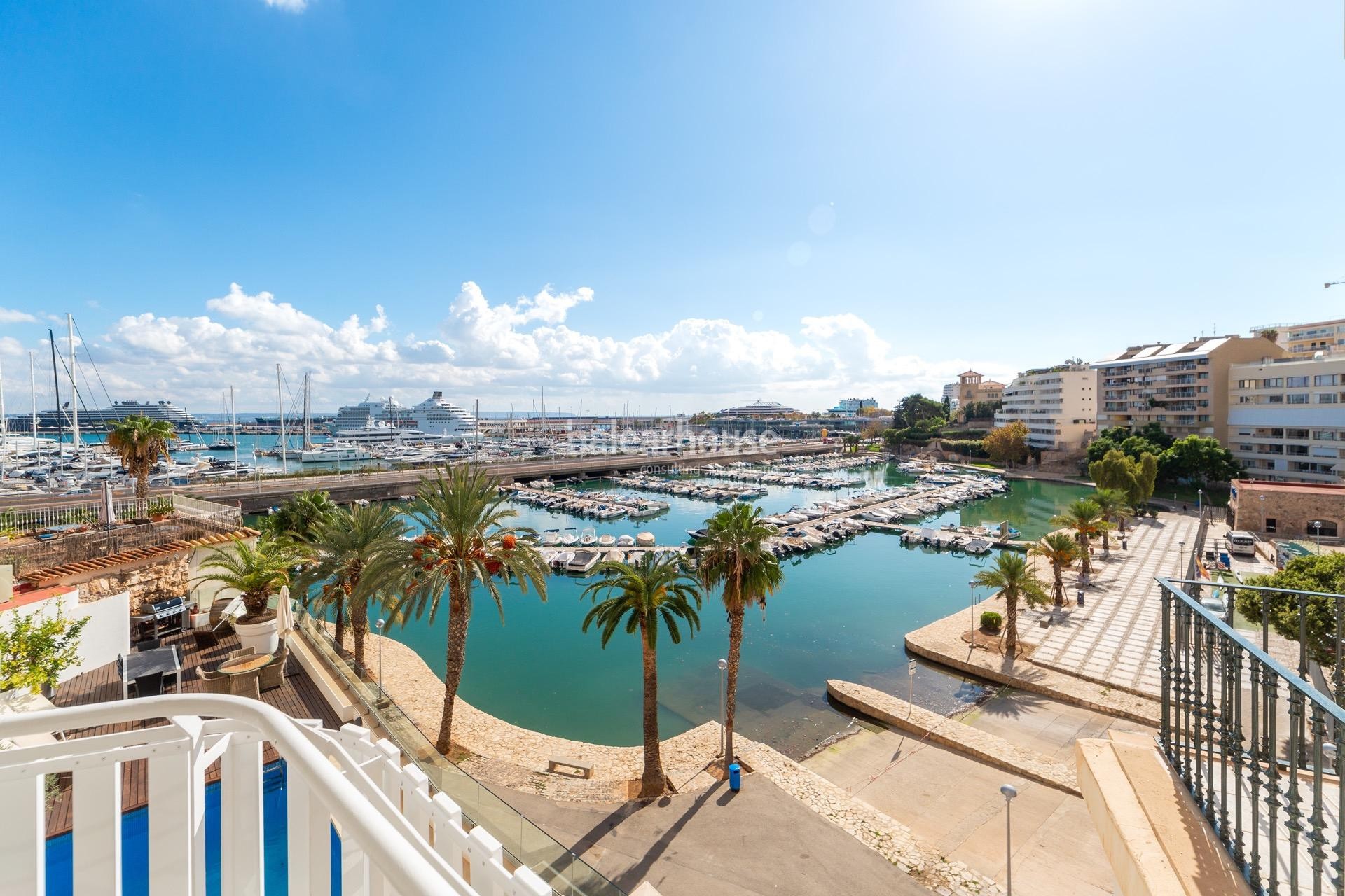 Fabulosas vistas al puerto y al mar desde este exclusivo piso reformado frente al Paseo Marítimo