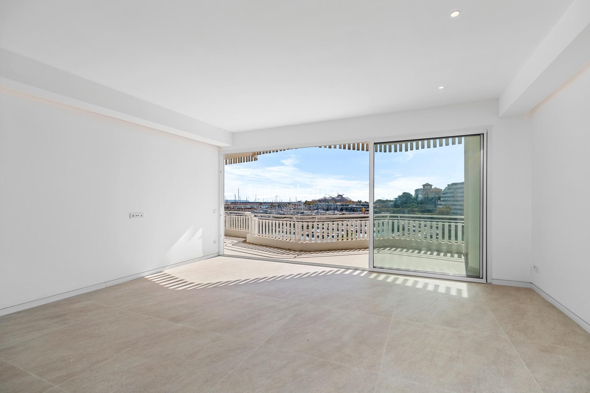 Fabulous sea views from this exclusive renovated apartment in front of the Promenade