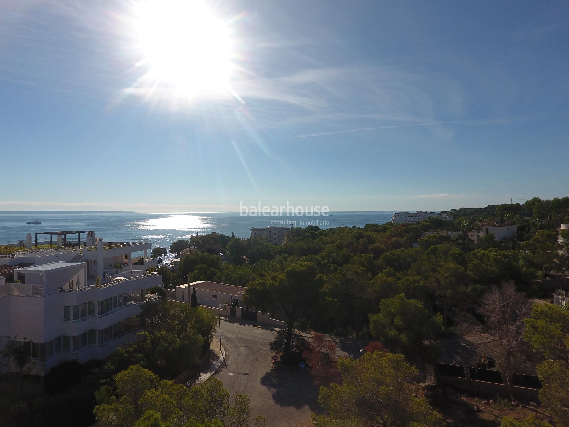 Solar con proyecto de villa moderna con vistas parciales al mar en Cala Vinyas