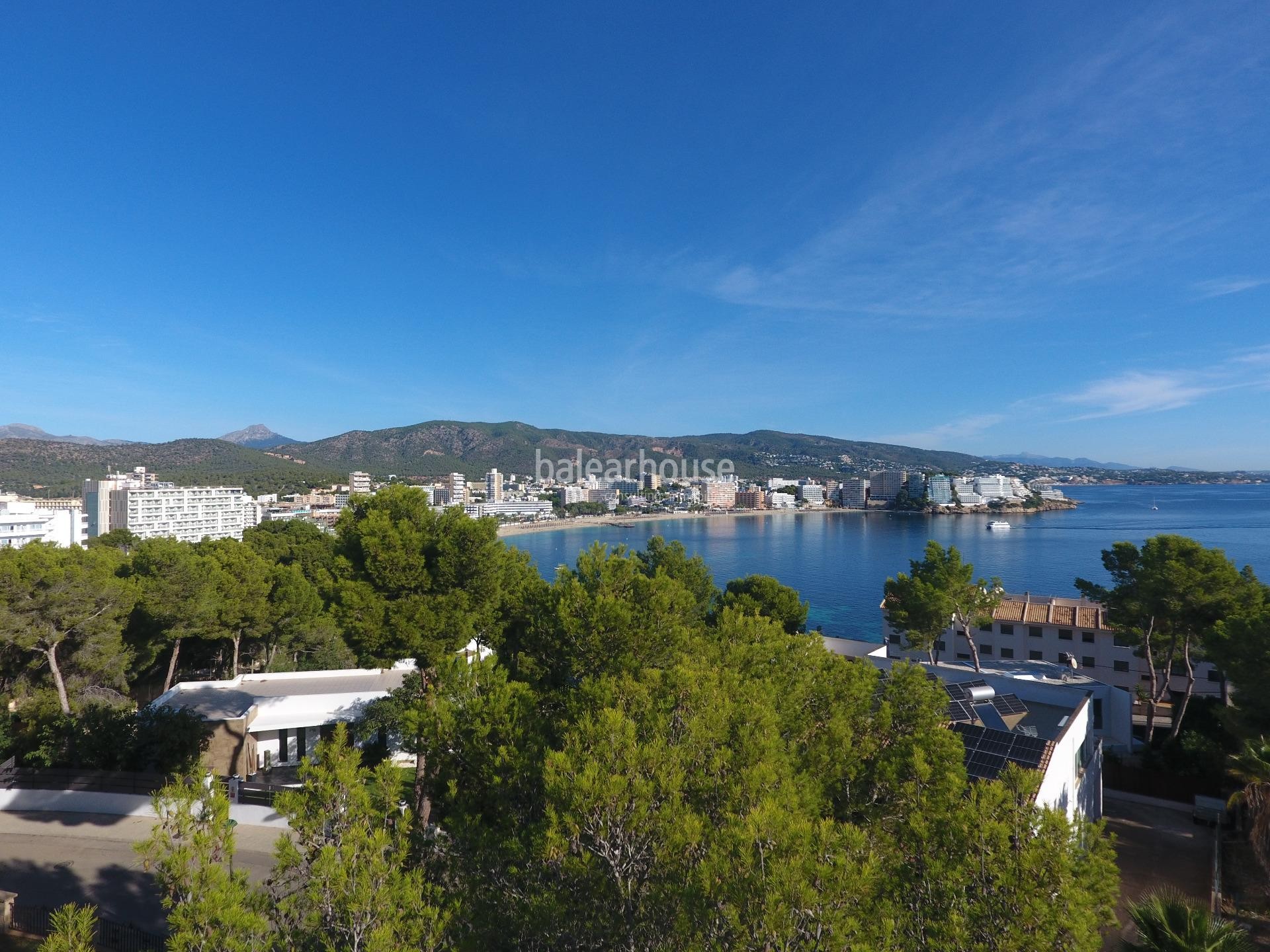 Solar con proyecto de villa moderna con vistas parciales al mar en Cala Vinyas