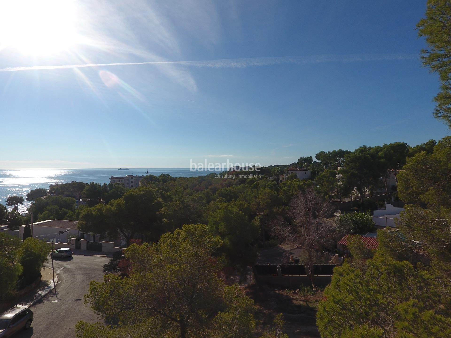 Solar con proyecto de villa moderna con vistas parciales al mar en Cala Vinyas