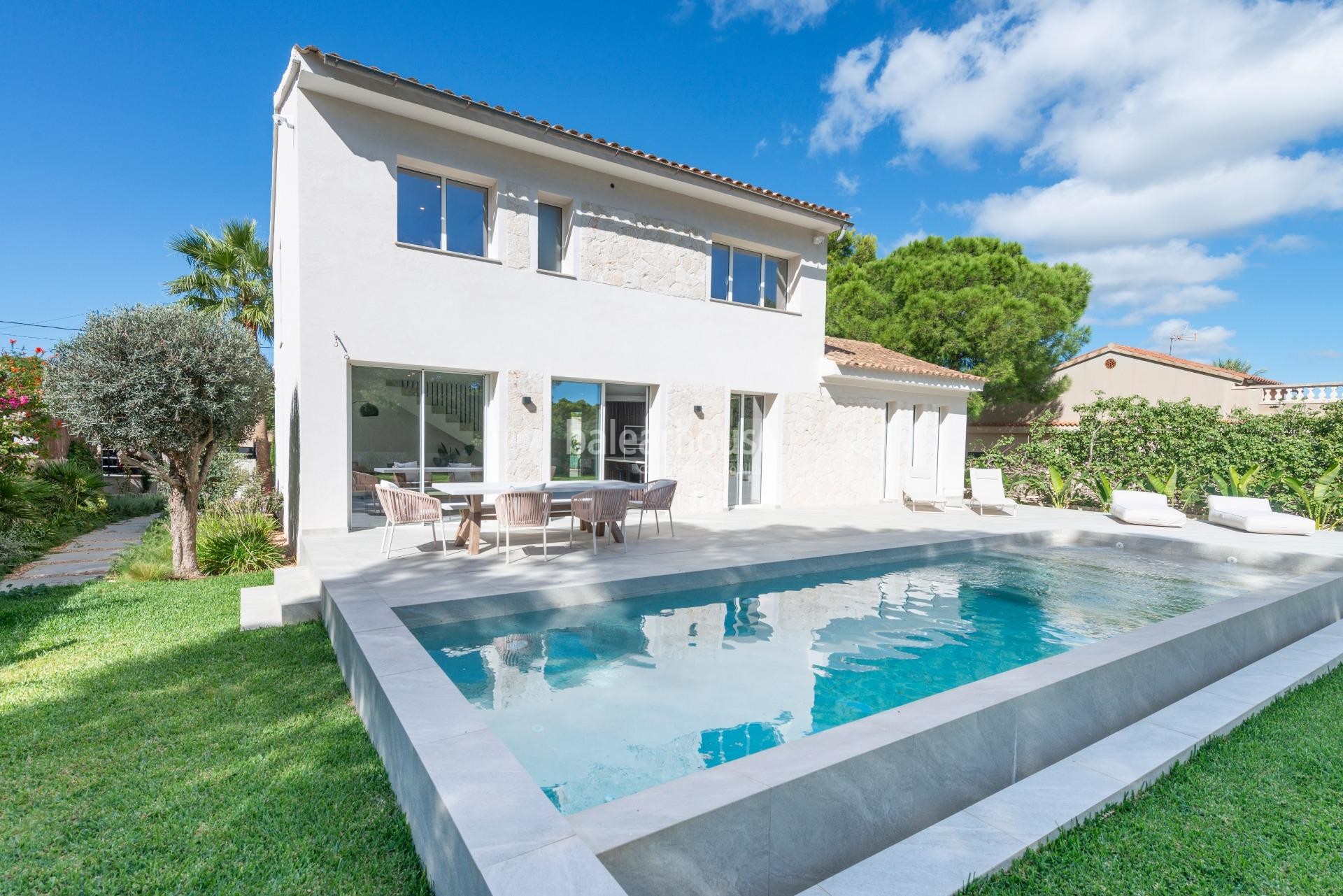 Mediterranean villa with a Moderna design and large garden with pool next to Port Adriano