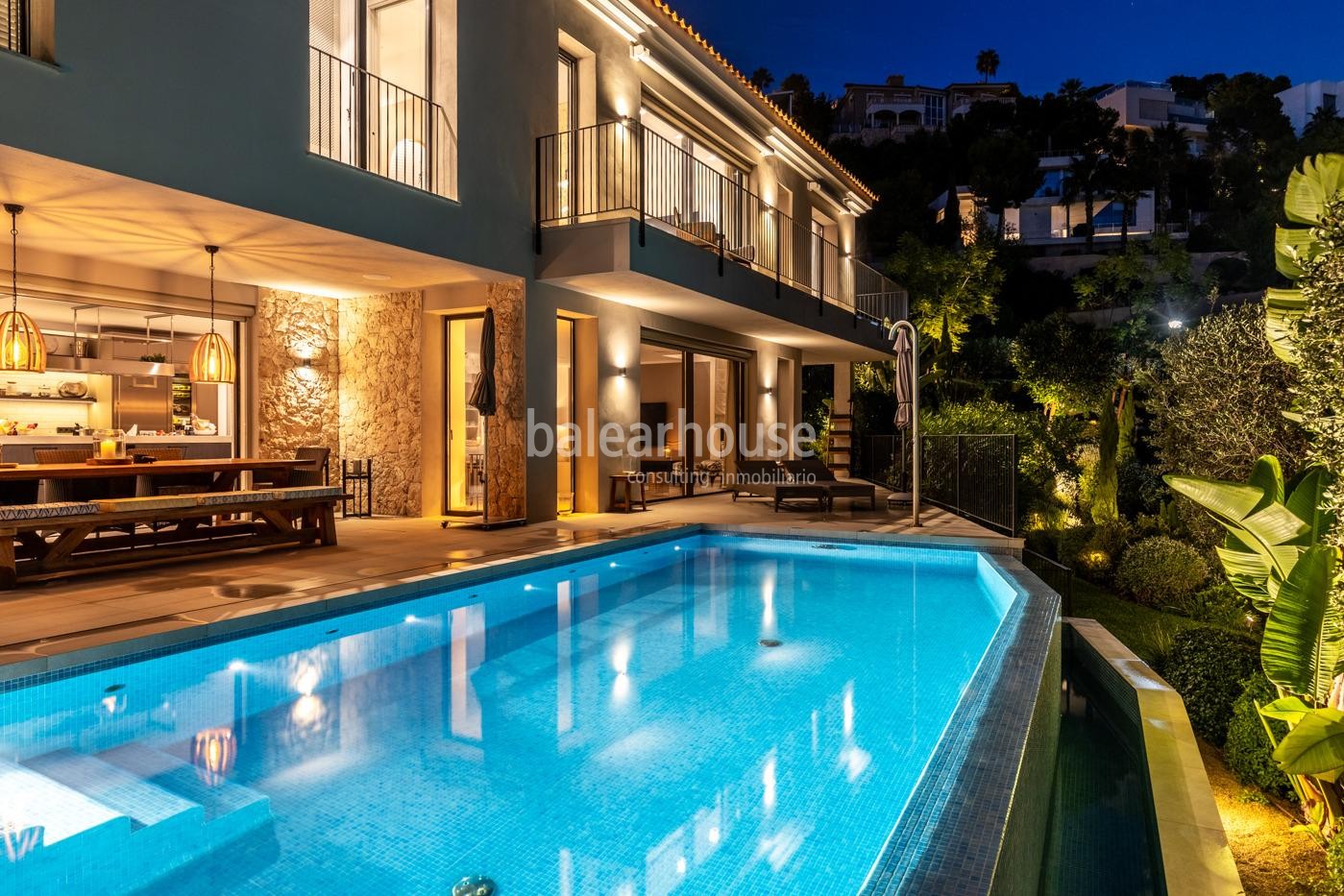 Beautiful modern villa in mediterranean style next to a green area in Costa den Blanes.