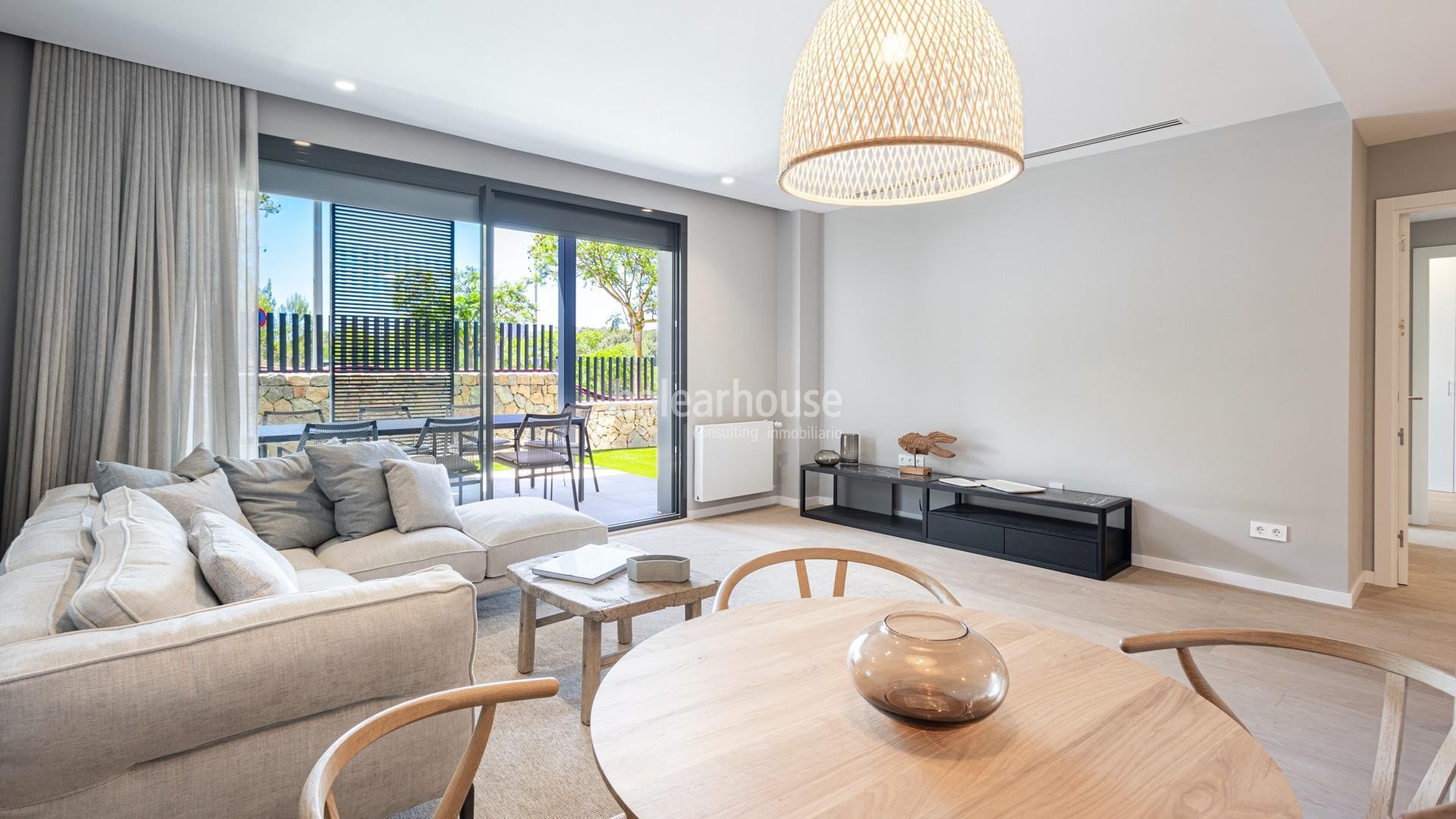 Moderna planta baja a estrenar en Palma junto al golf, con terraza y jardín privado.