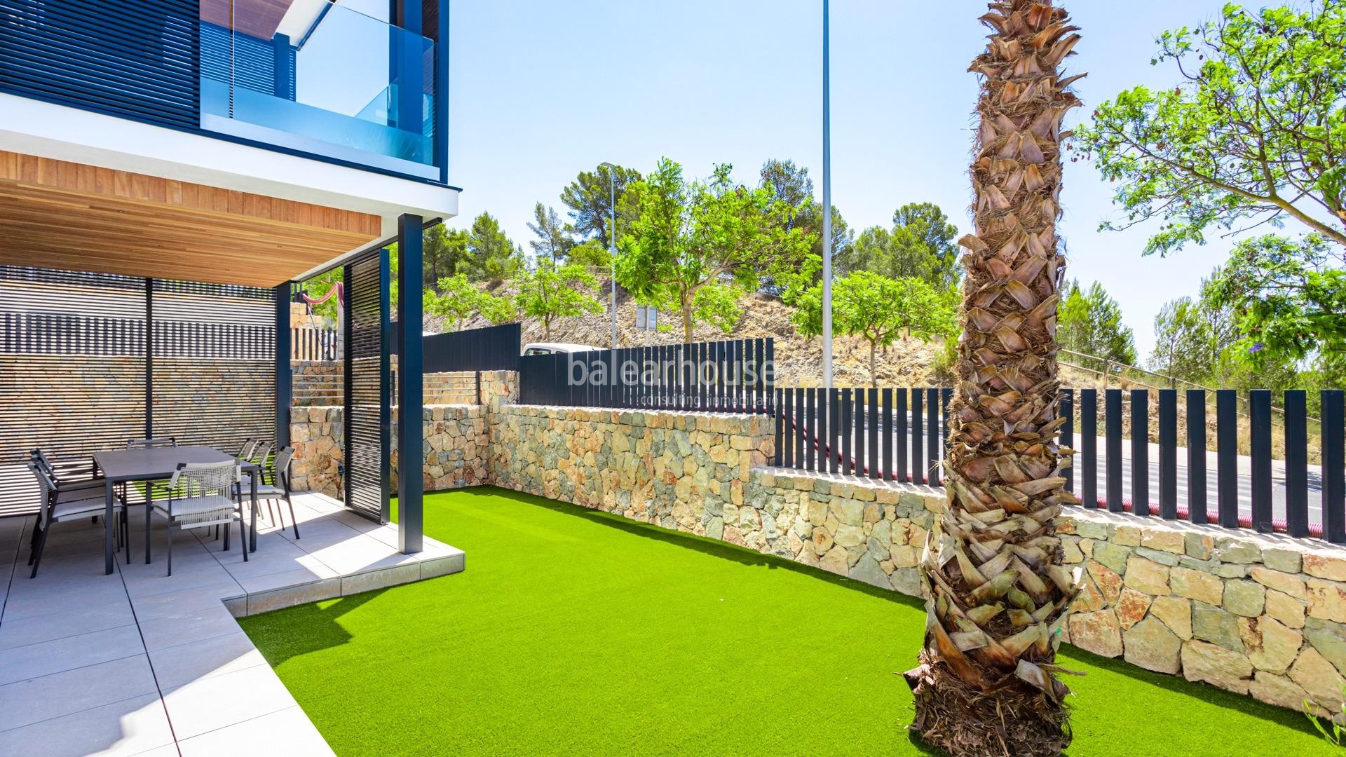 Moderna planta baja a estrenar en Palma junto al golf, con terraza y jardín privado.