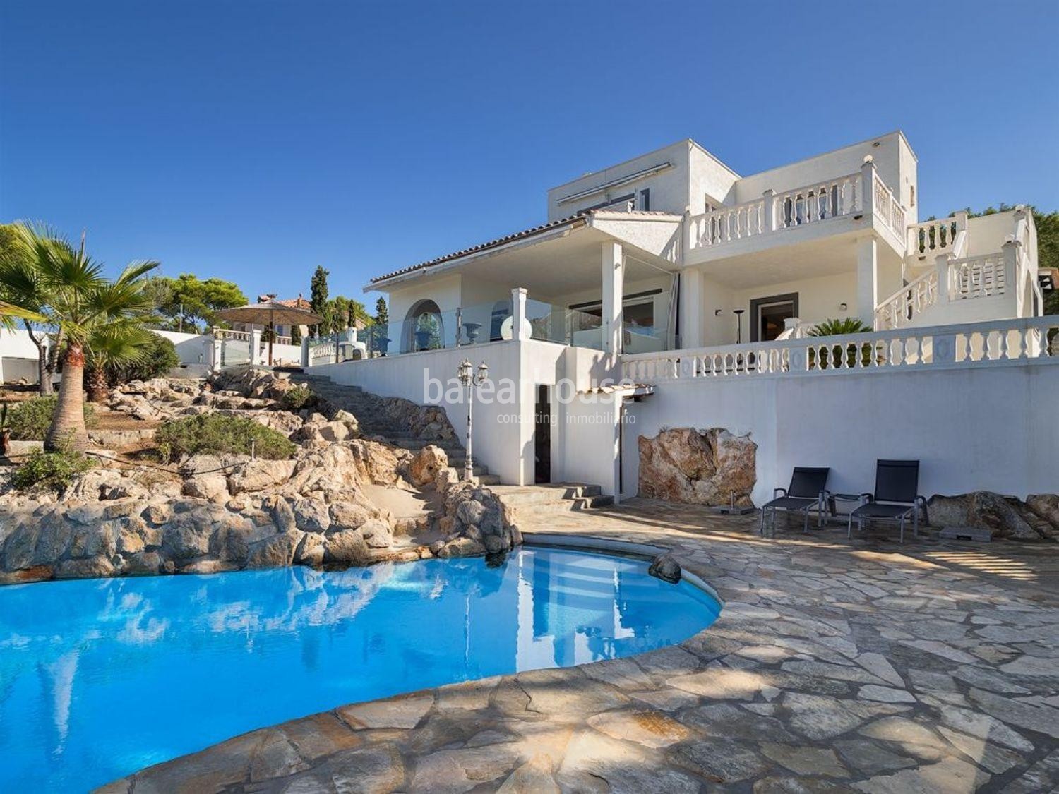 Große Villa mit wunderschönem Meerblick in Santa Ponsa und großen Veranden und Terrassen mit Pool