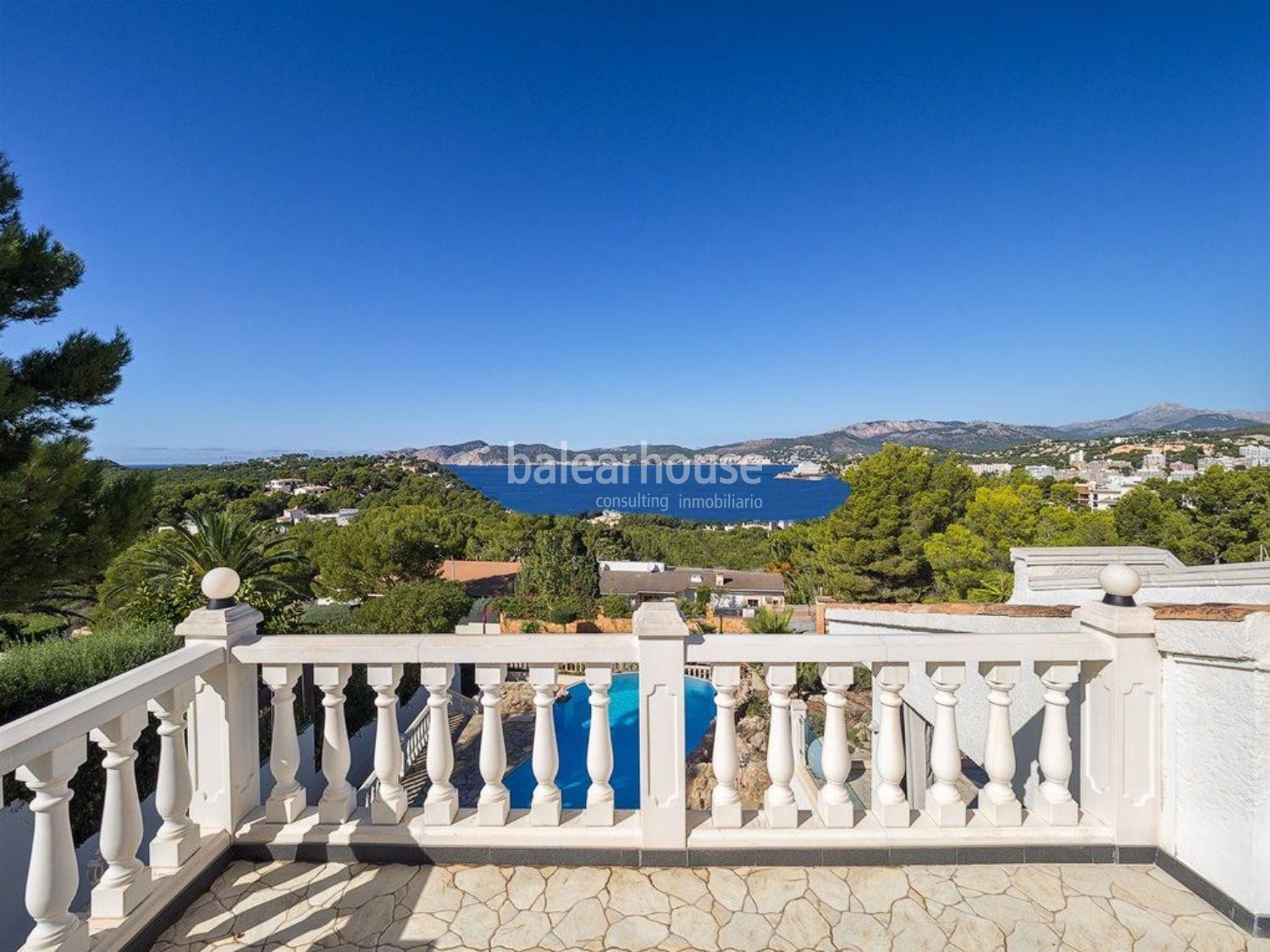 Große Villa mit wunderschönem Meerblick in Santa Ponsa und großen Veranden und Terrassen mit Pool