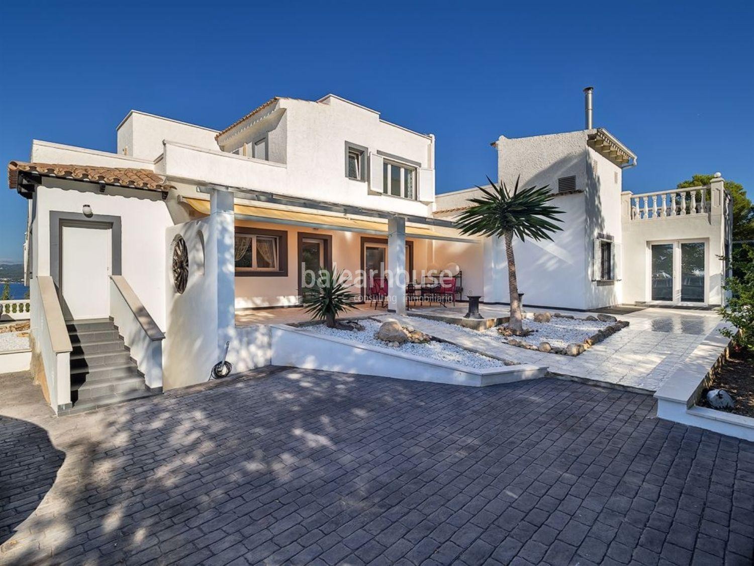 Große Villa mit wunderschönem Meerblick in Santa Ponsa und großen Veranden und Terrassen mit Pool