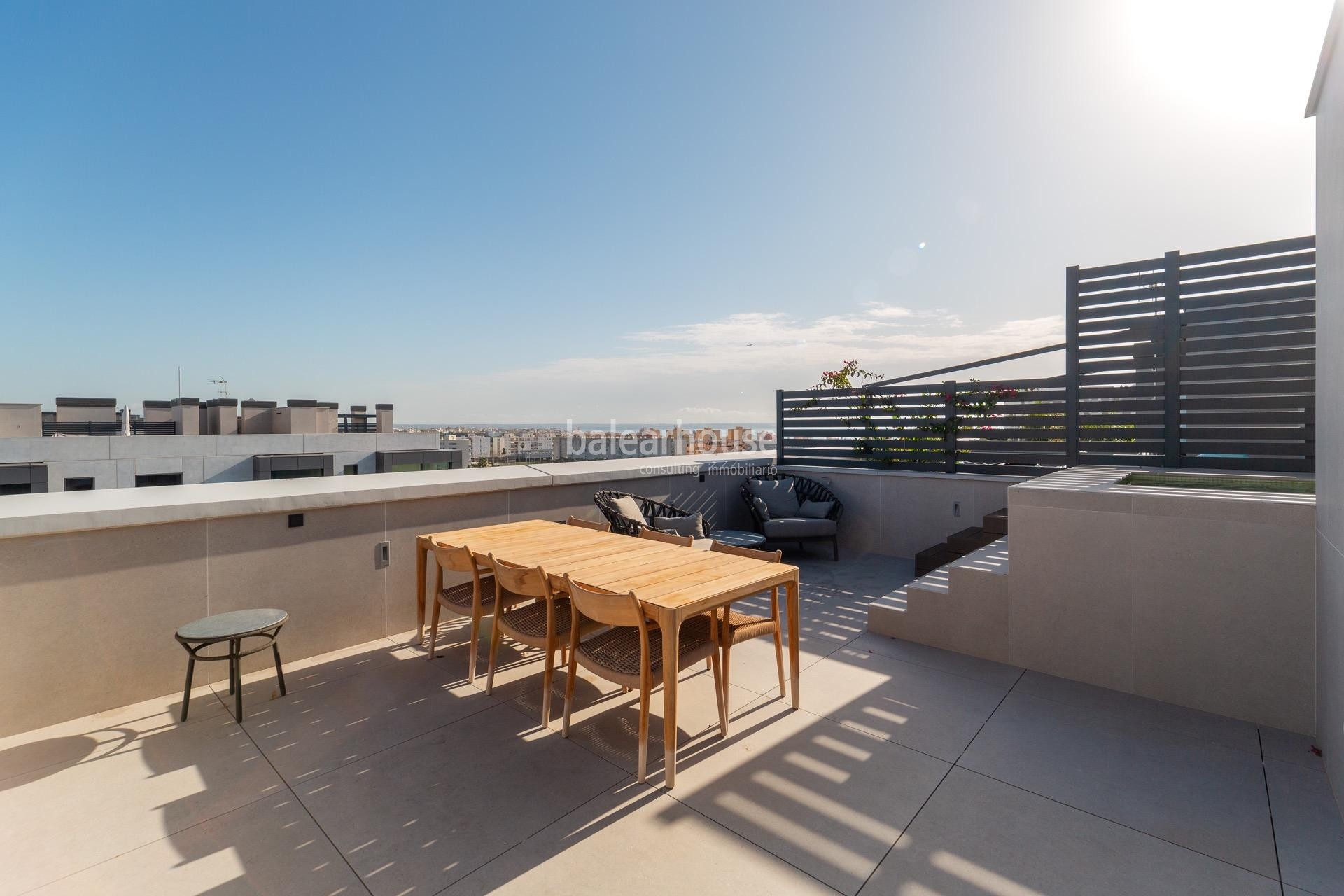 Contemporary penthouse in an innovative complex with sea views next to Portixol