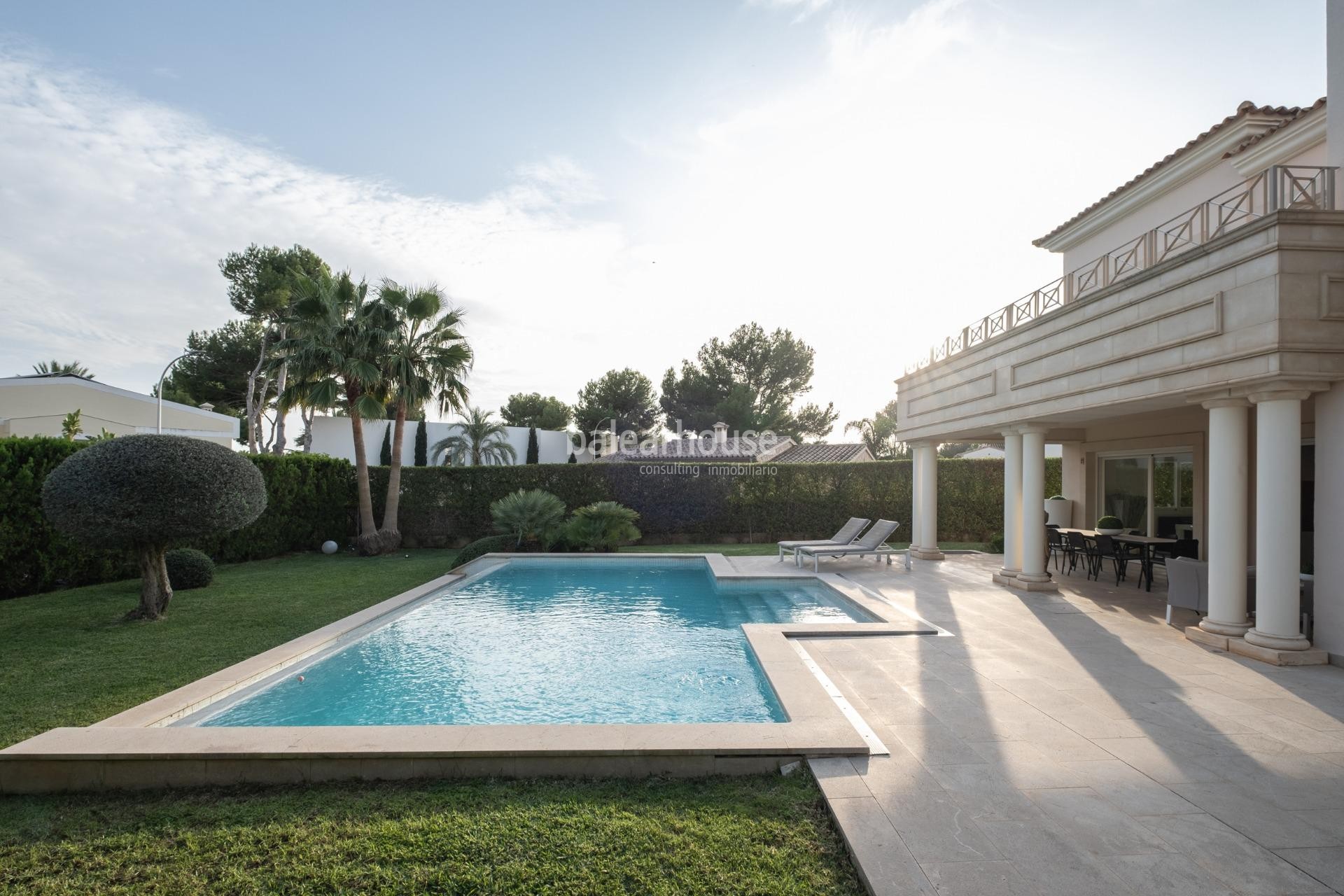 Gran villa de elegante arquitectura con bonitas terrazas, jardín y piscina en Santa Ponsa