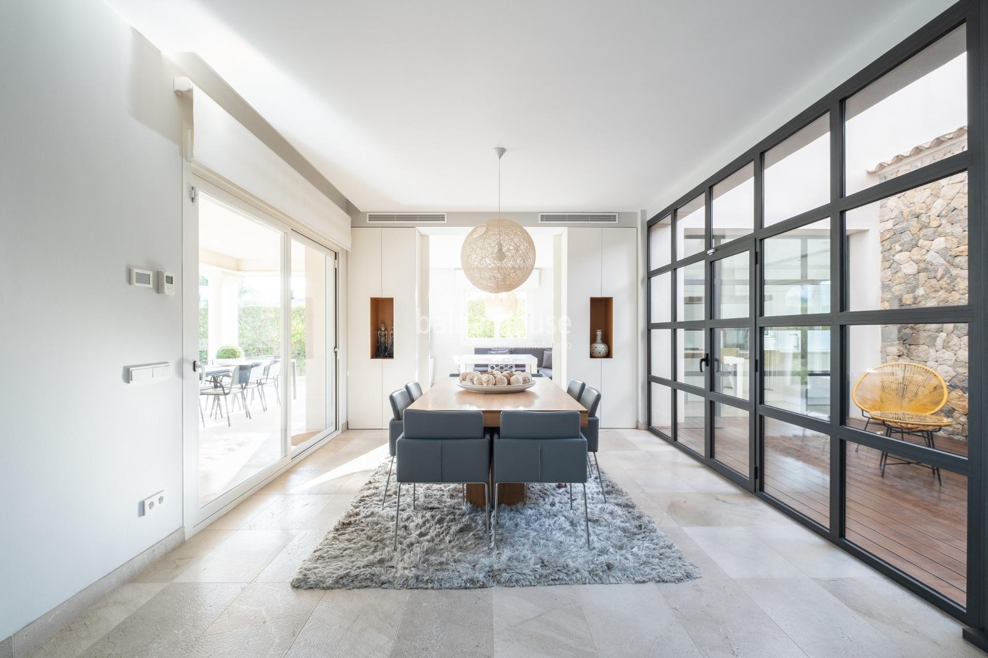 Gran villa de elegante arquitectura con bonitas terrazas, jardín y piscina en Santa Ponsa