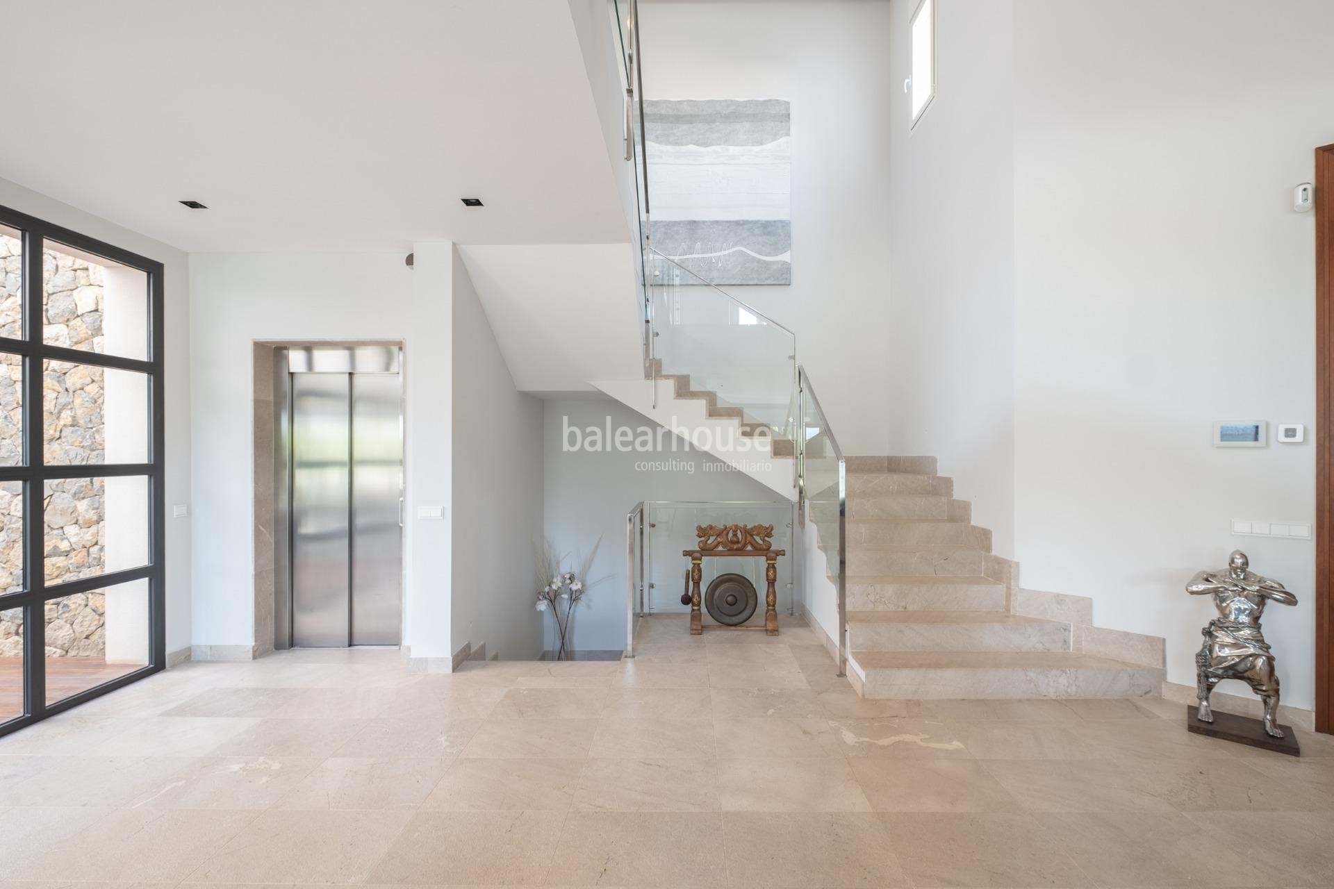 Gran villa de elegante arquitectura con bonitas terrazas, jardín y piscina en Santa Ponsa