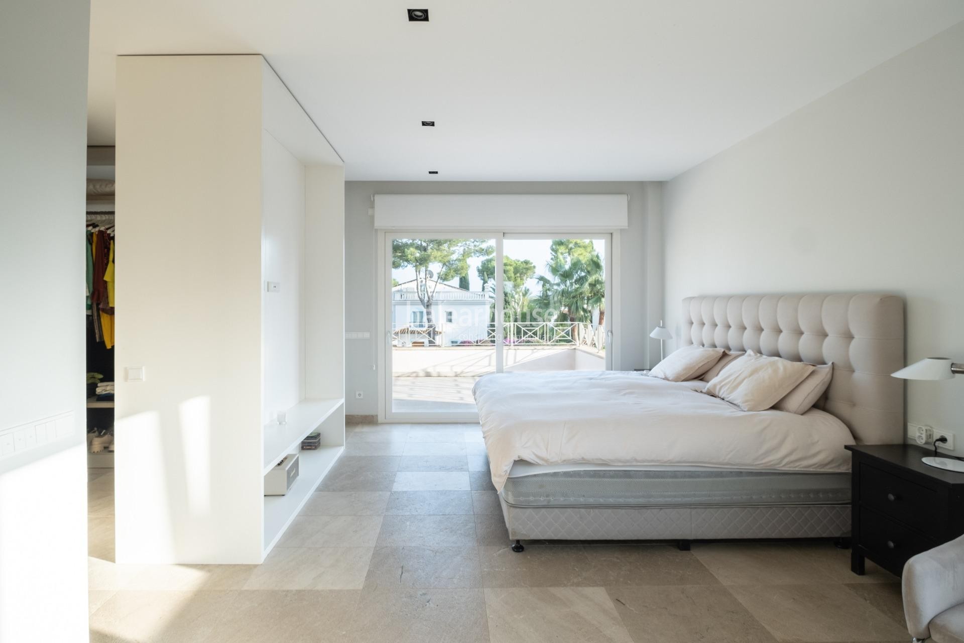 Gran villa de elegante arquitectura con bonitas terrazas, jardín y piscina en Santa Ponsa