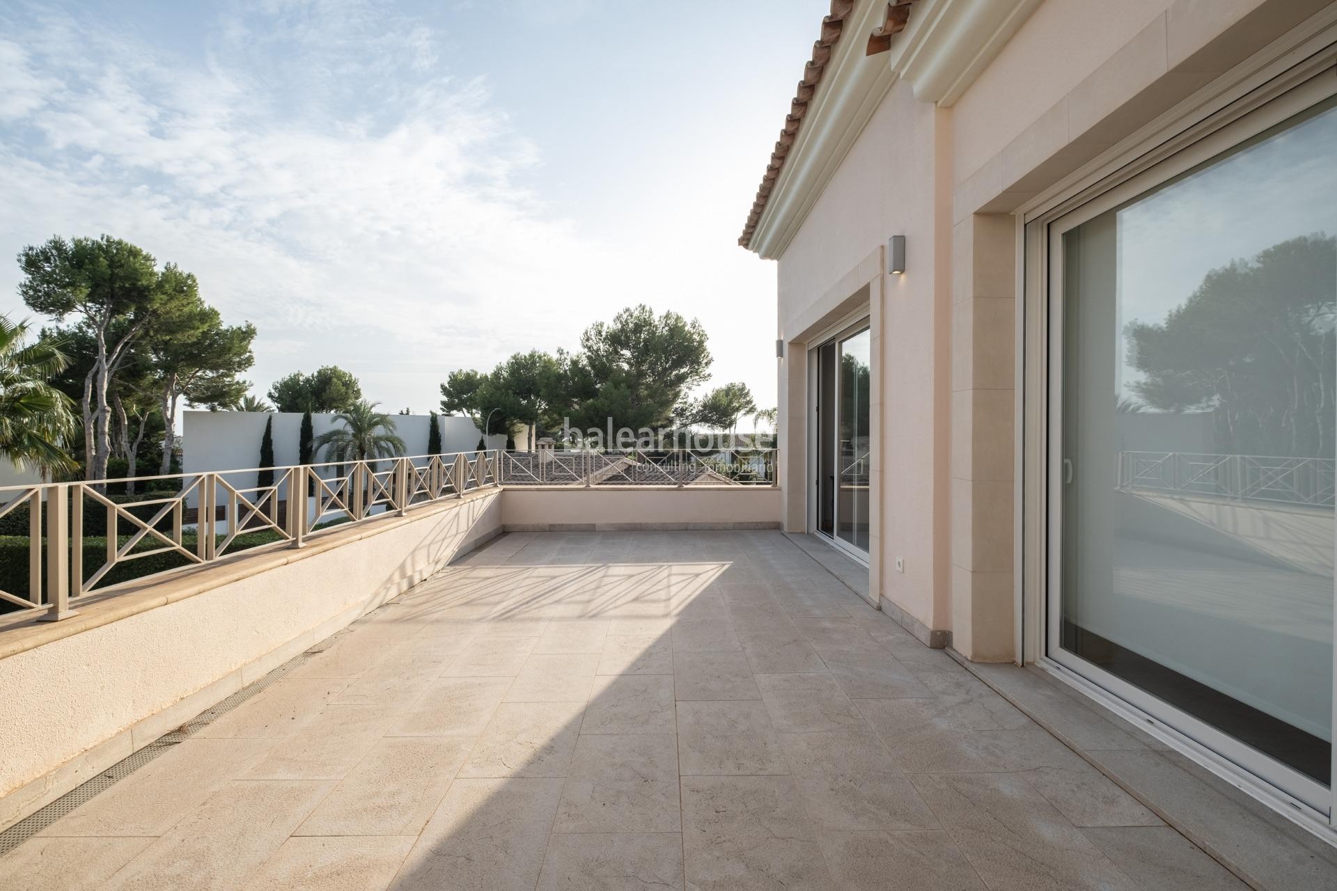 Gran villa de elegante arquitectura con bonitas terrazas, jardín y piscina en Santa Ponsa