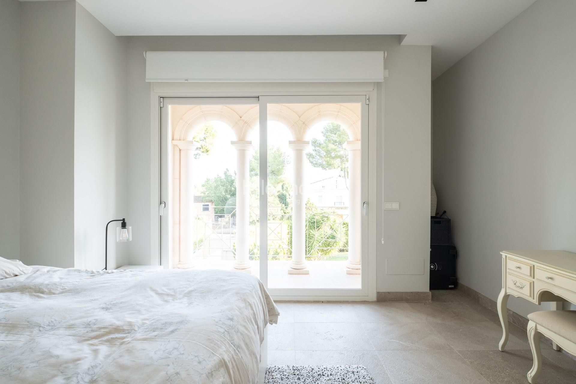 Gran villa de elegante arquitectura con bonitas terrazas, jardín y piscina en Santa Ponsa