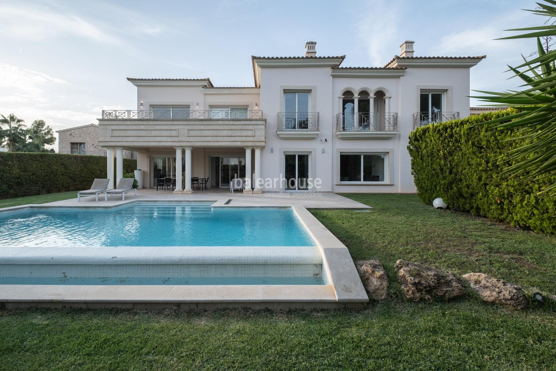 Gran villa de elegante arquitectura con bonitas terrazas, jardín y piscina en Santa Ponsa