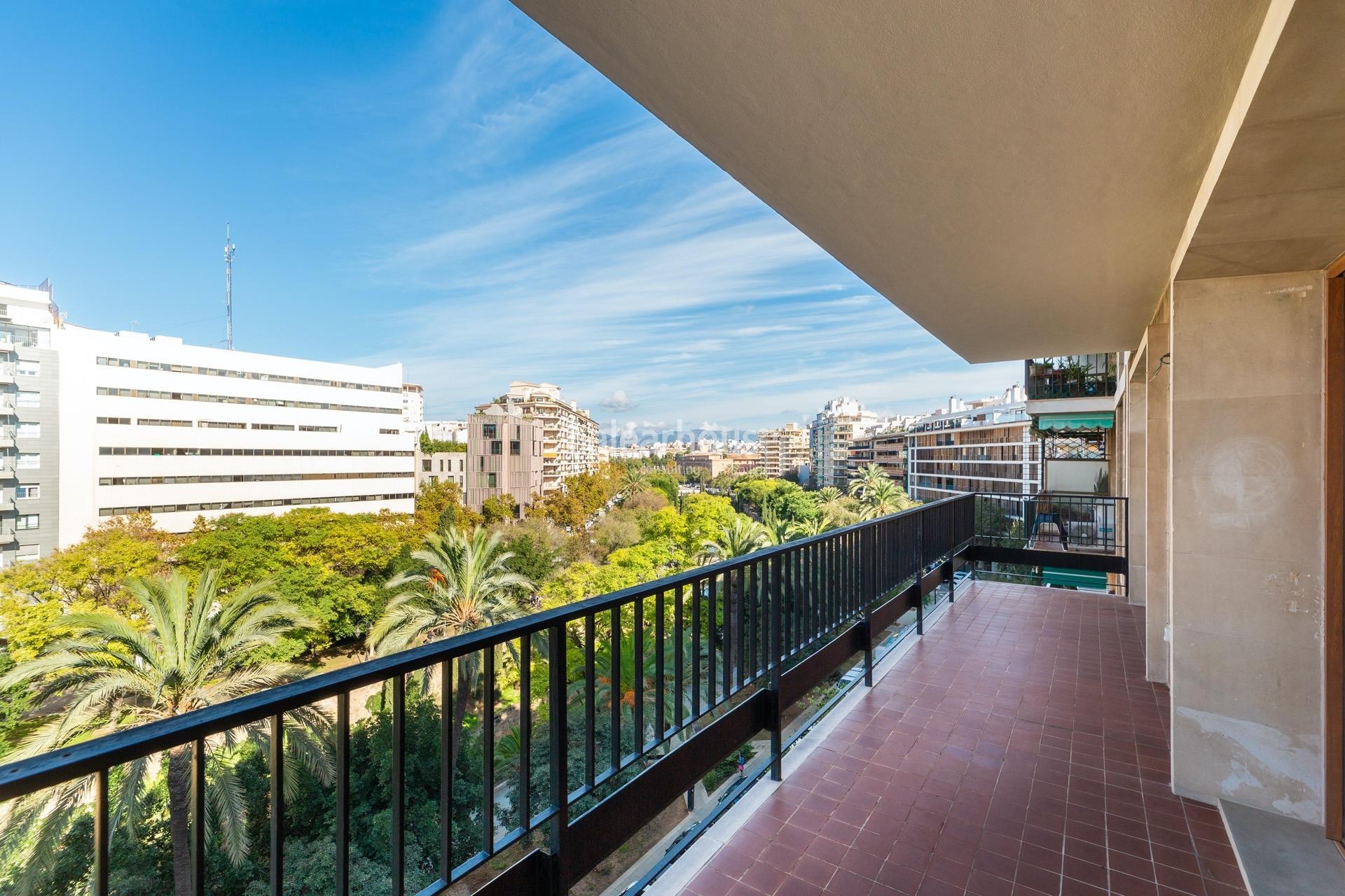 Moderno piso de grandes dimensiones recién reformado con vistas a todo el Paseo Mallorca